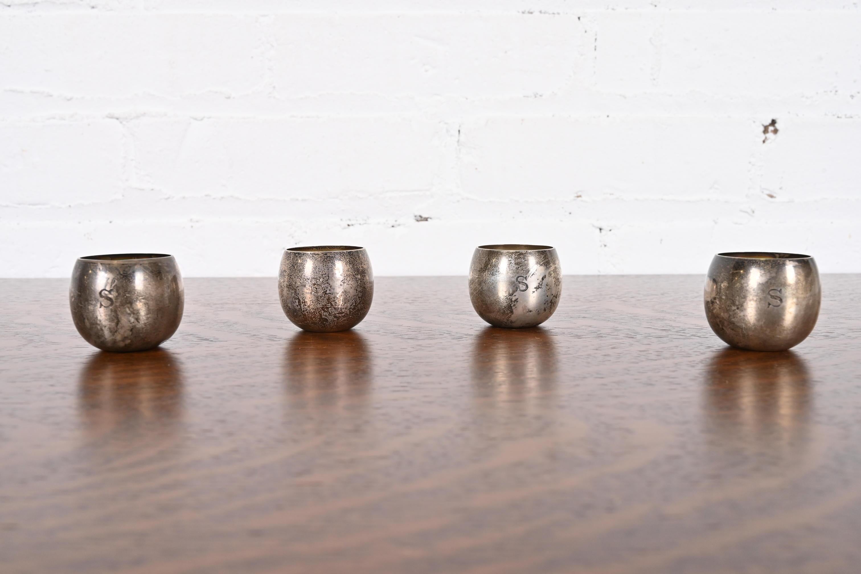 Uno splendido set antico di quattro coppette o cordiali in argento sterling con monogramma

Di Tiffany & Co. (firmato sul lato inferiore)

Stati Uniti, circa inizio XX secolo

Misure: 1,5 