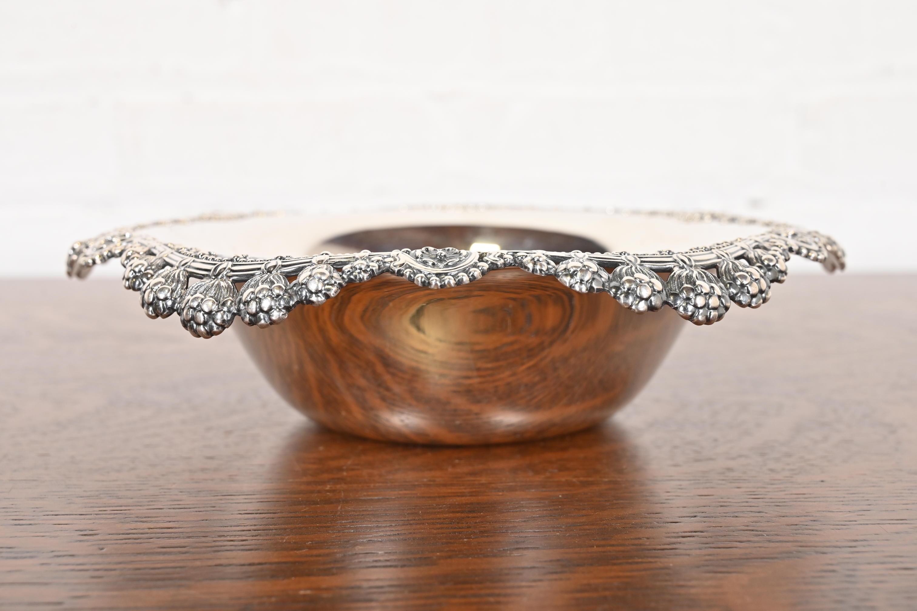 A gorgeous antique Art Deco period sterling silver fruit bowl or centerpiece bowl

By Tiffany & Co. (signed to the underside)

USA, Early 20th Century

Measures: 9