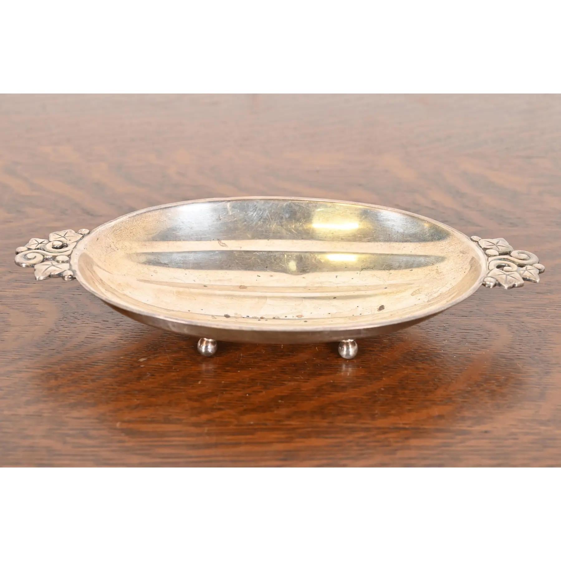 Magnifique bol à melon ou plat de service en argent sterling d'époque Arte Antiques

Par Tiffany & Co. (signé au-dessous)

États-Unis d'Amérique, début du 20e siècle

Dimensions : 10 
