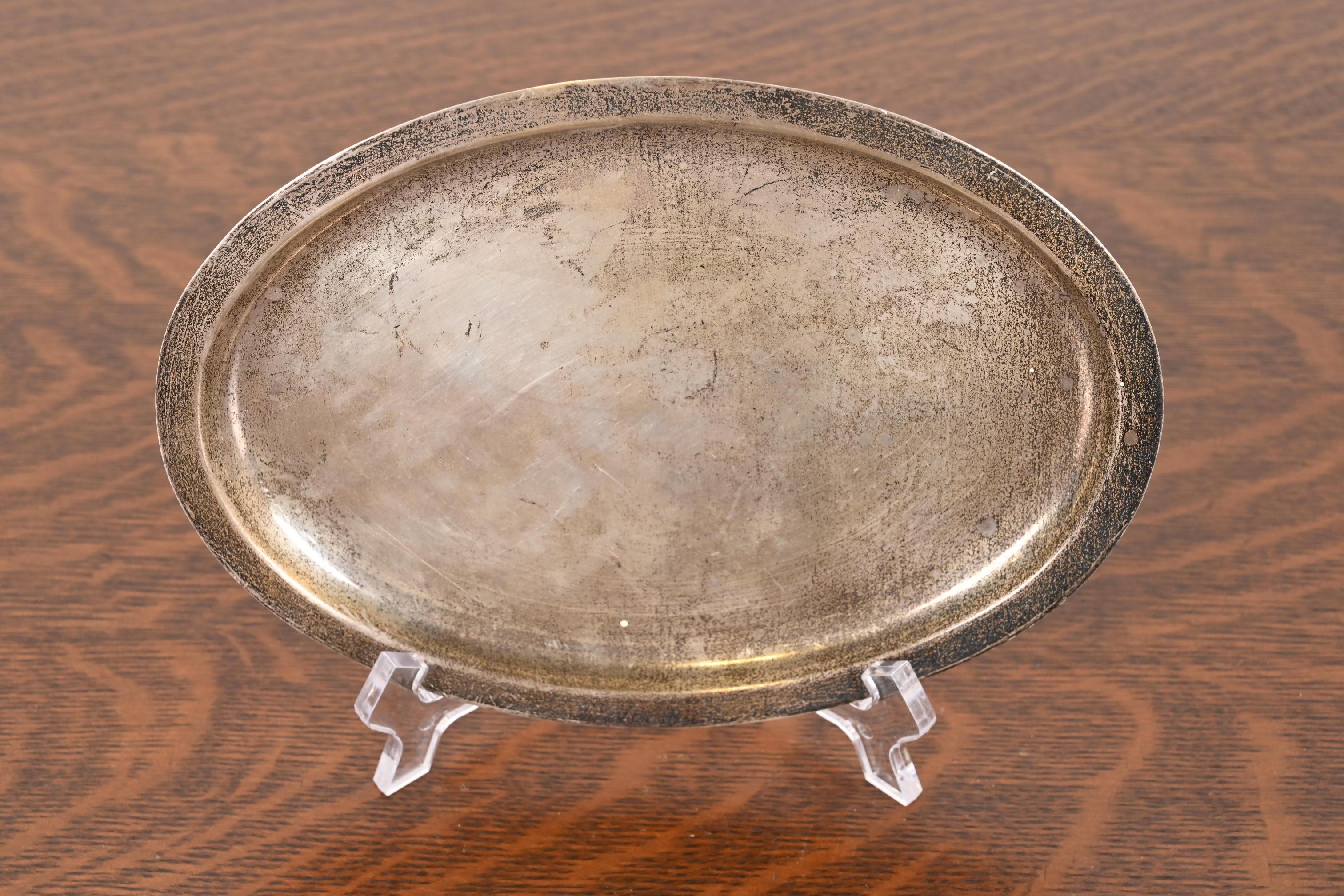 A gorgeous antique sterling silver serving tray

By Tiffany & Co. (signed to the underside)

USA, Circa Early 20th Century

Measures: 8.25