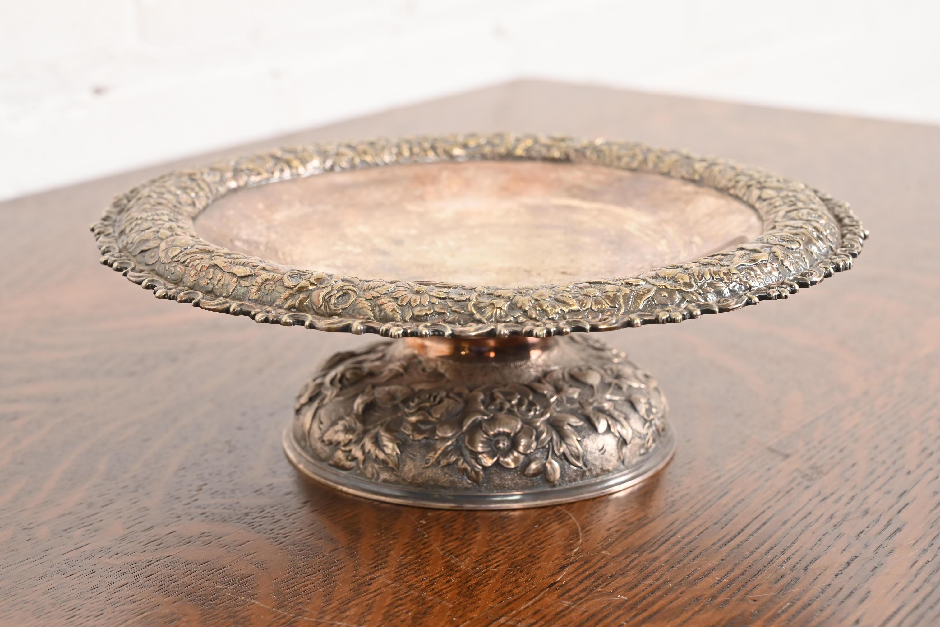 Eine wunderschöne antike viktorianische repoussé Silber gelötet Kompott Schüssel, Tafelaufsatz, oder tazza

Von Tiffany & Co. (signiert auf der Unterseite)

USA, Ende des 19. Jahrhunderts

Maße: 8,88 