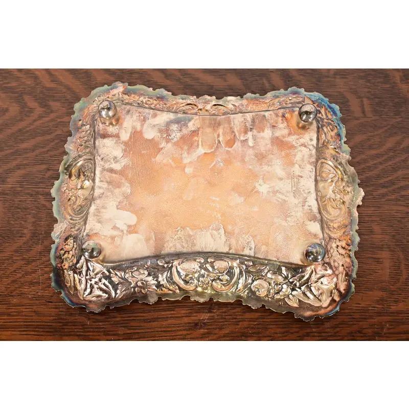 Tiffany & Co. Antico vassoio da portata vittoriano con piedini in argenteria Repoussé in vendita 3
