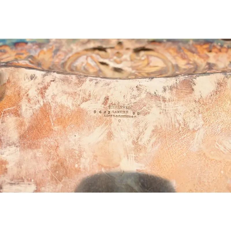 Tiffany & Co. Antico vassoio da portata vittoriano con piedini in argenteria Repoussé in vendita 4