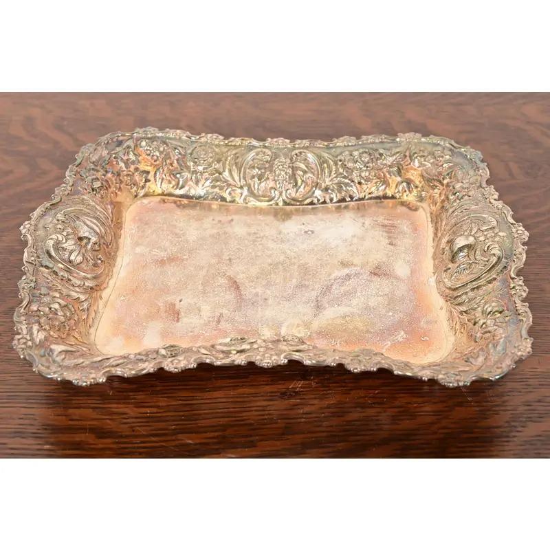 Americano Tiffany & Co. Antico vassoio da portata vittoriano con piedini in argenteria Repoussé in vendita