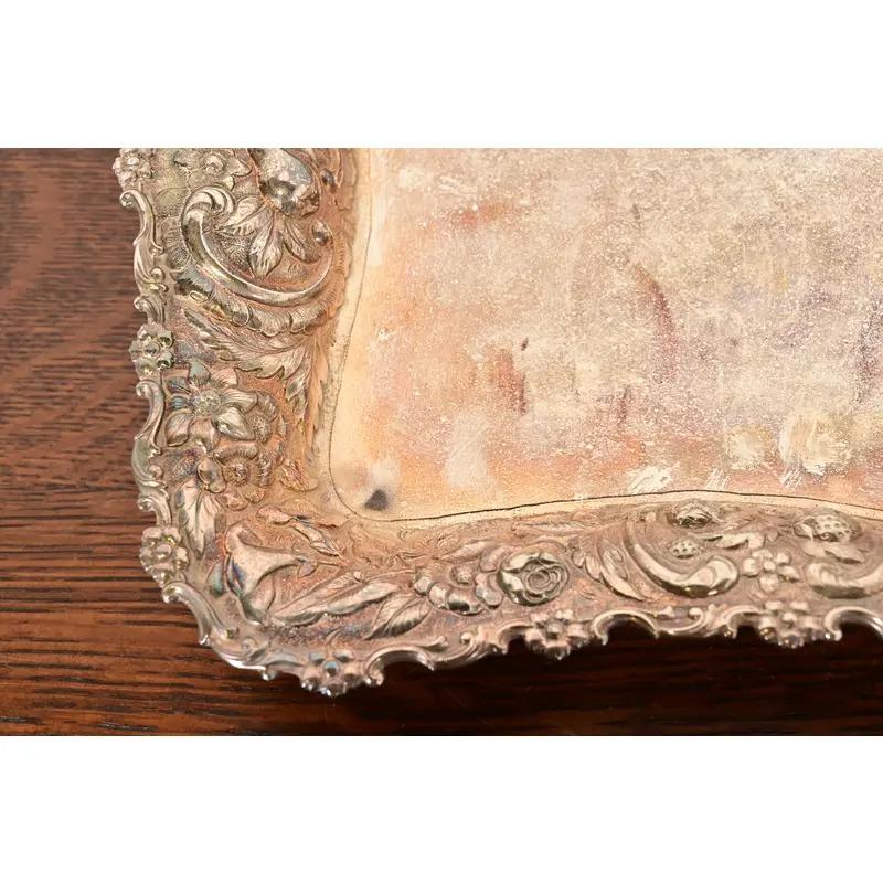 Tiffany & Co. Antico vassoio da portata vittoriano con piedini in argenteria Repoussé in vendita 1