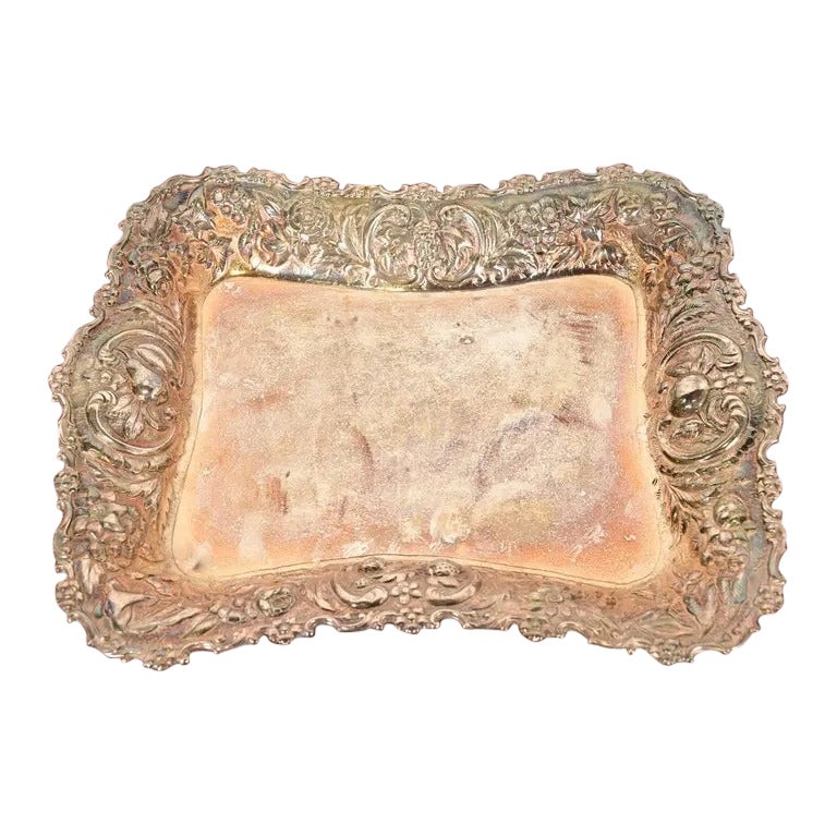 Tiffany & Co. Antico vassoio da portata vittoriano con piedini in argenteria Repoussé in vendita