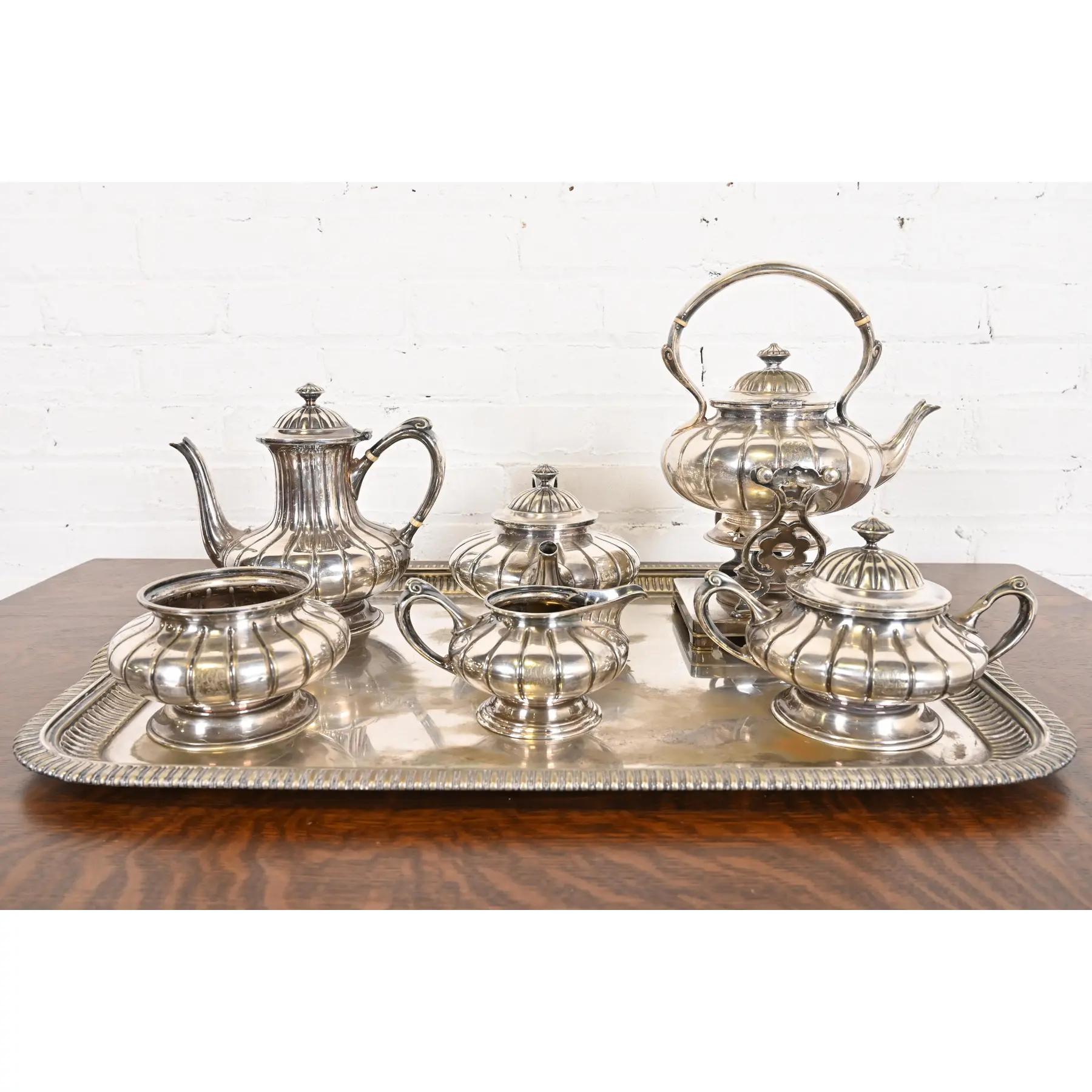 Precioso juego antiguo victoriano o Art Decó de servicio de té o café soldado en plata, que incluye: tetera con soporte para caldera, tetera, cafetera, cremera, azucarero, jarra para slop y bandeja para servir.

Por Tiffany & Co. (cada pieza firmada