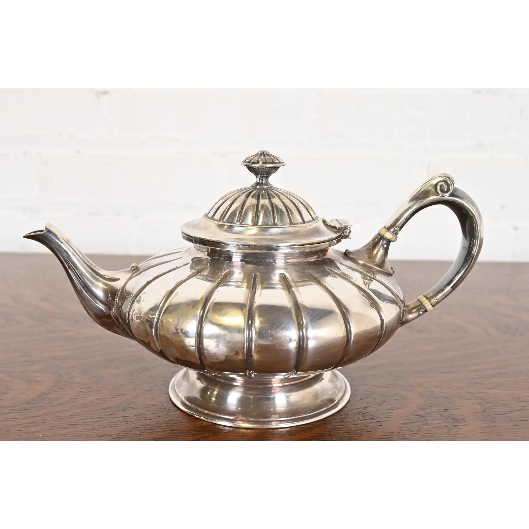 Tiffany & Co. Antiguo juego de café o té victoriano plateado siglo XIX en venta