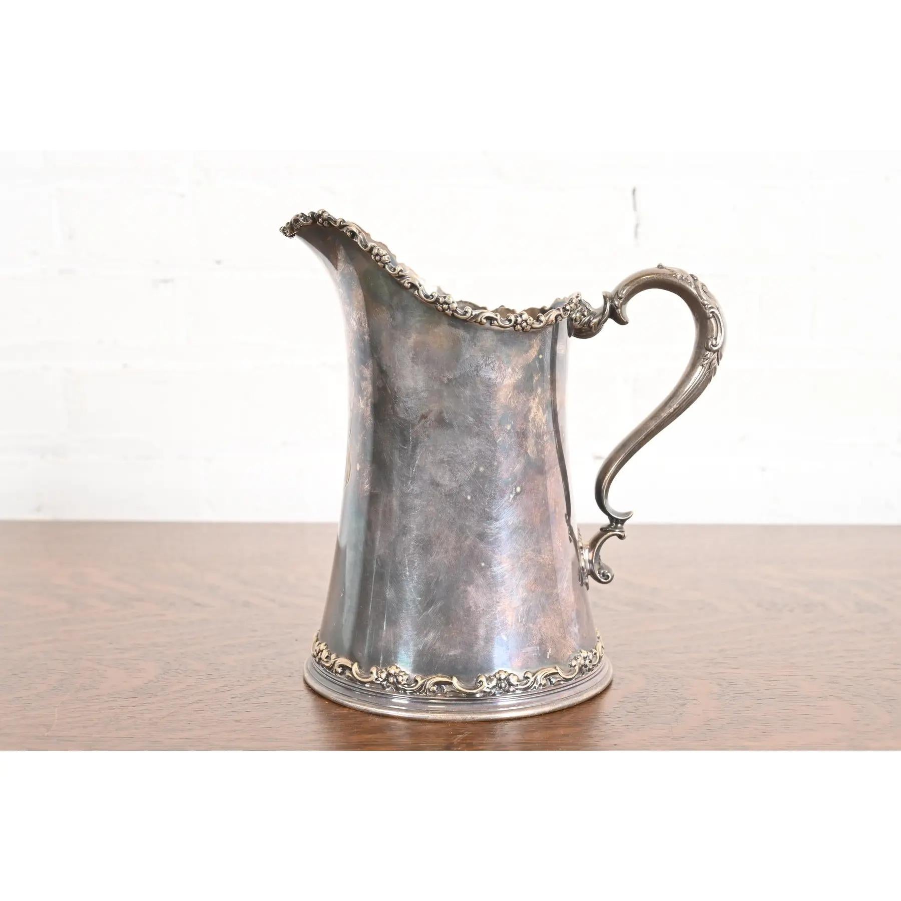 Un magnifique pichet victorien ancien en argent soudé et repoussé

Par Tiffany & Co.

États-Unis, fin du 19e siècle

Dimensions : 8 