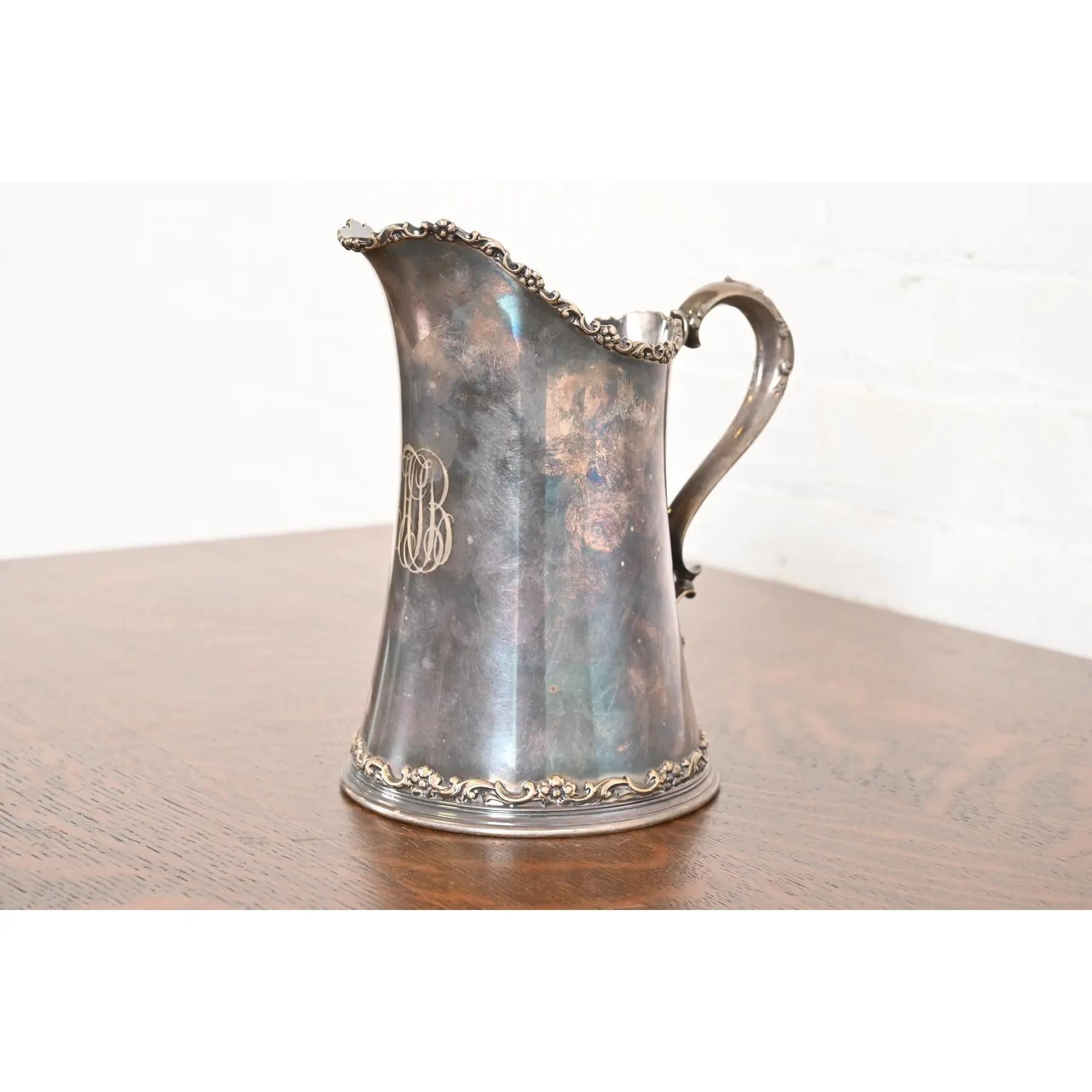 Victorien Tiffany & Co. Ancien pichet victorien en argent repoussé en vente