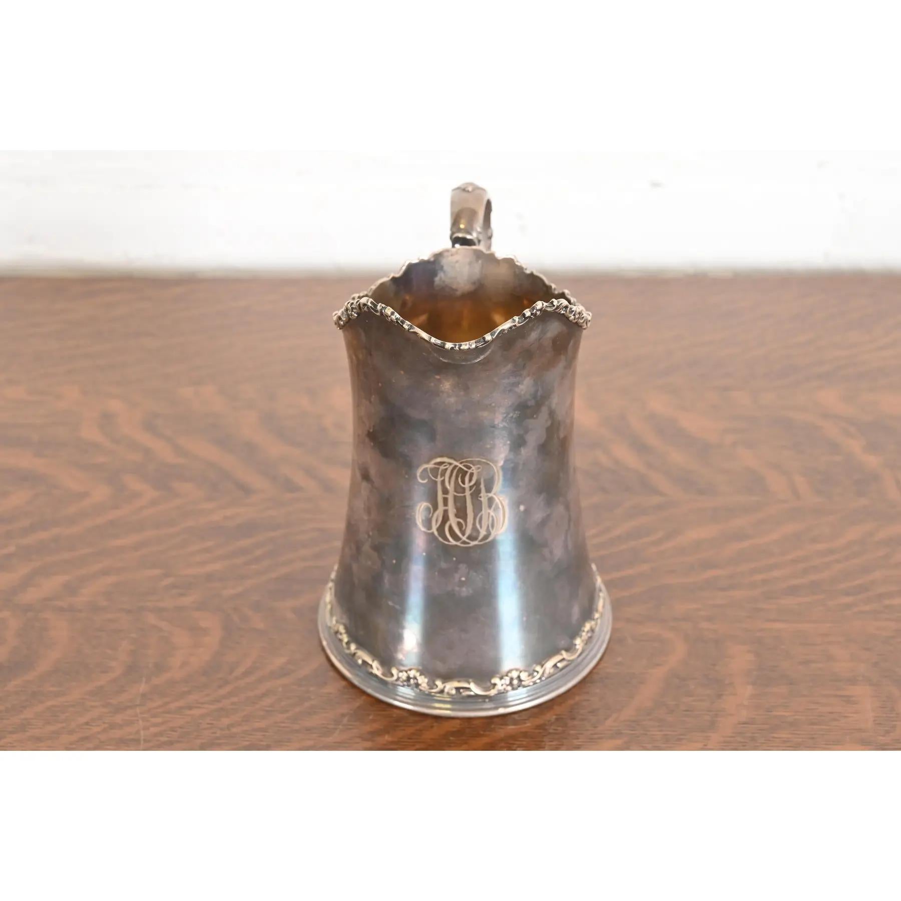 Américain Tiffany & Co. Ancien pichet victorien en argent repoussé en vente
