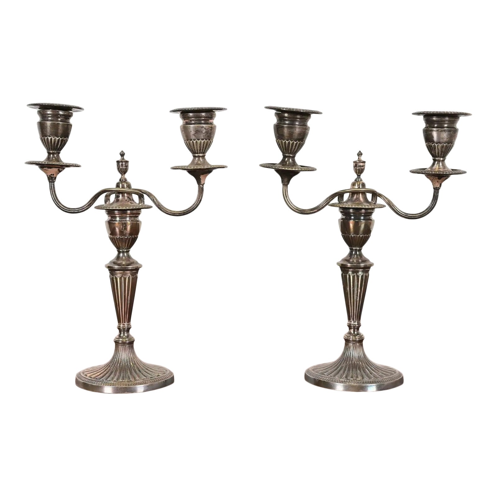 Tiffany
Co. Antico candelabro vittoriano a due bracci in silverplate, coppia