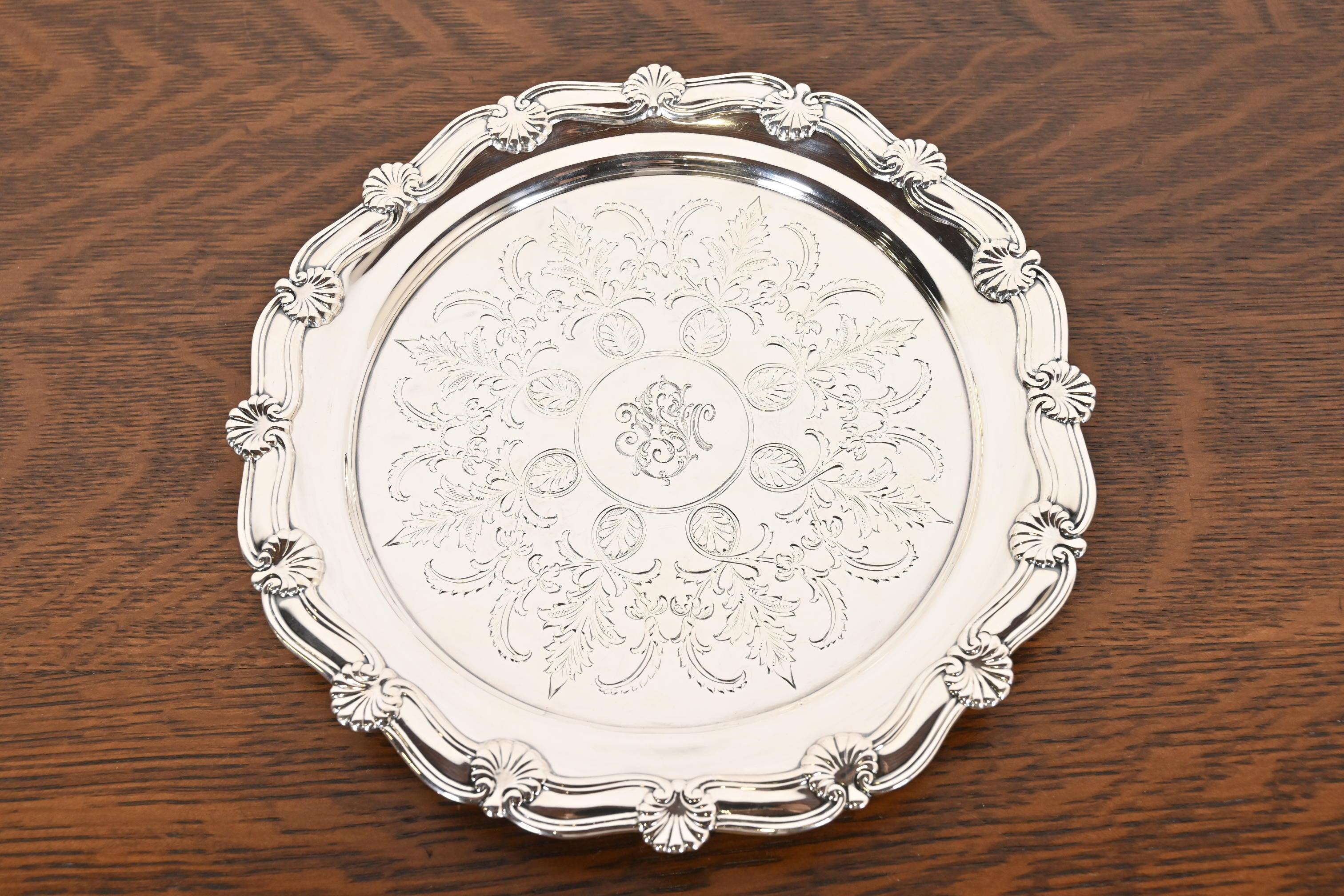 Preciosa bandeja o plato victoriano antiguo con pie de plata de ley

Por Tiffany & Co. (firmado en la parte inferior)

Estados Unidos, finales del siglo XIX

Medidas: 9