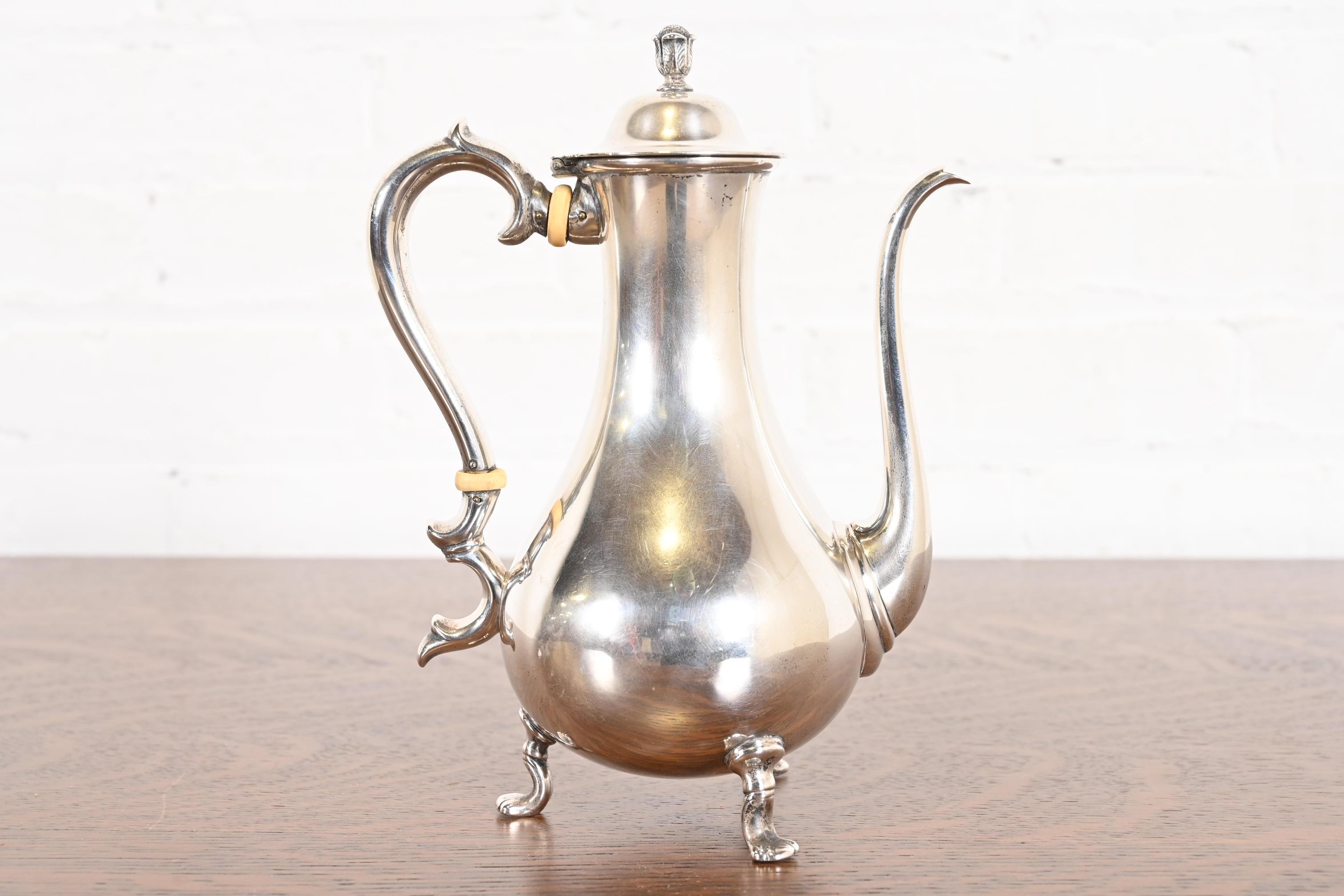 Magnifique bouilloire ou cafetière en argent sterling de l'époque victorienne.

Par Tiffany & Co.

États-Unis, fin du 19e siècle

Dimensions : 6,25 