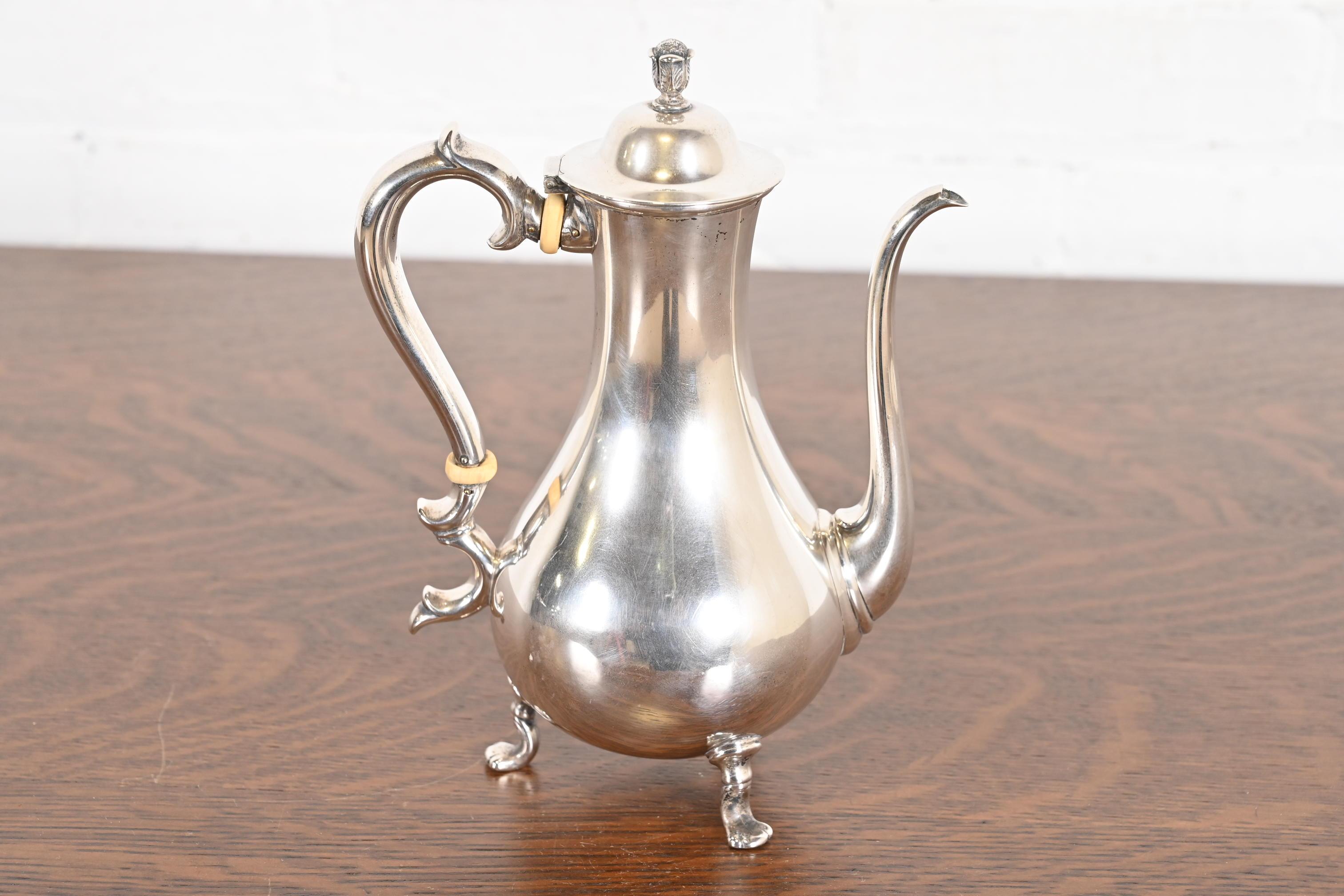 Victorien Tiffany & Co. Ancienne bouilloire ou cafetière victorienne en argent massif en vente