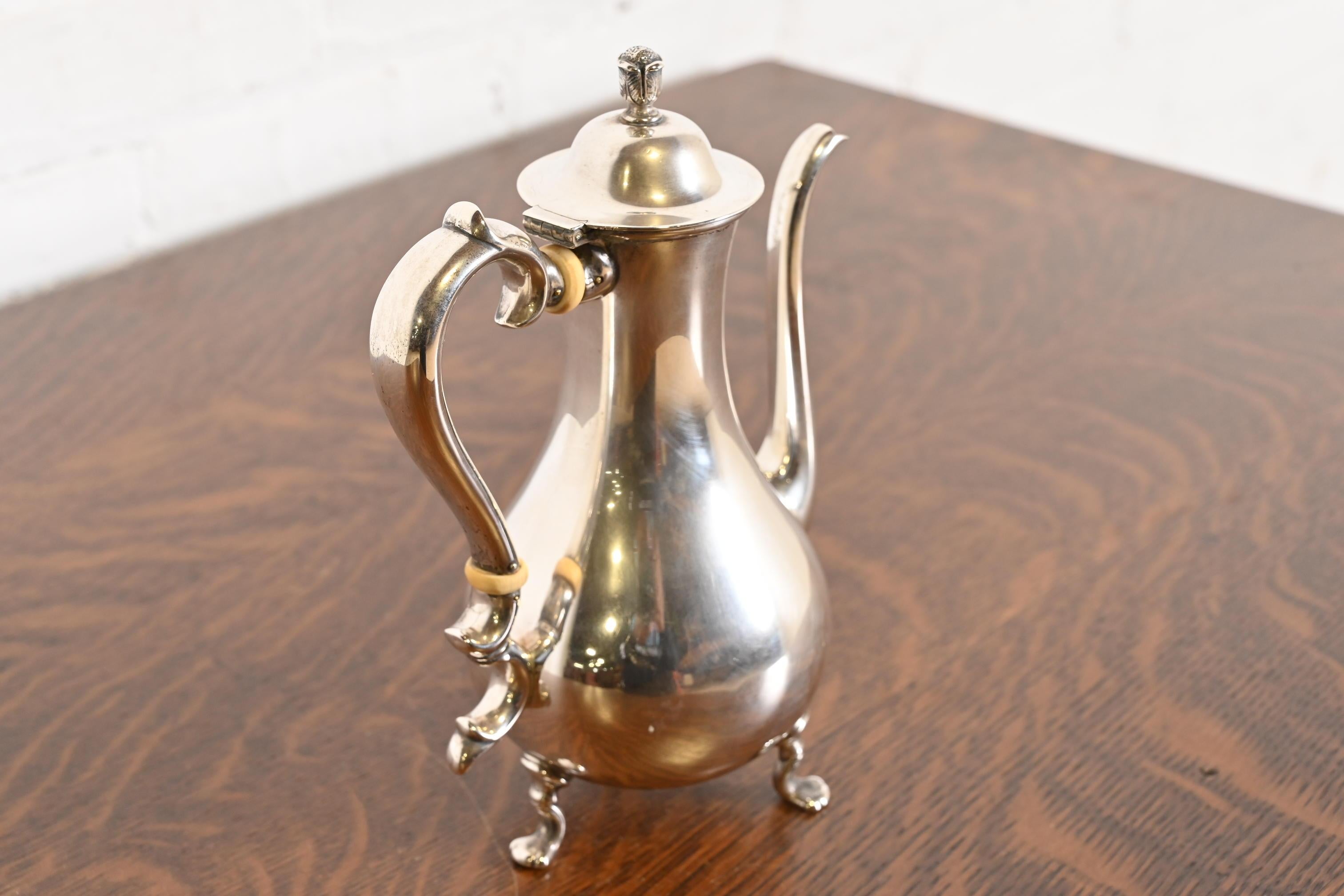 Américain Tiffany & Co. Ancienne bouilloire ou cafetière victorienne en argent massif en vente