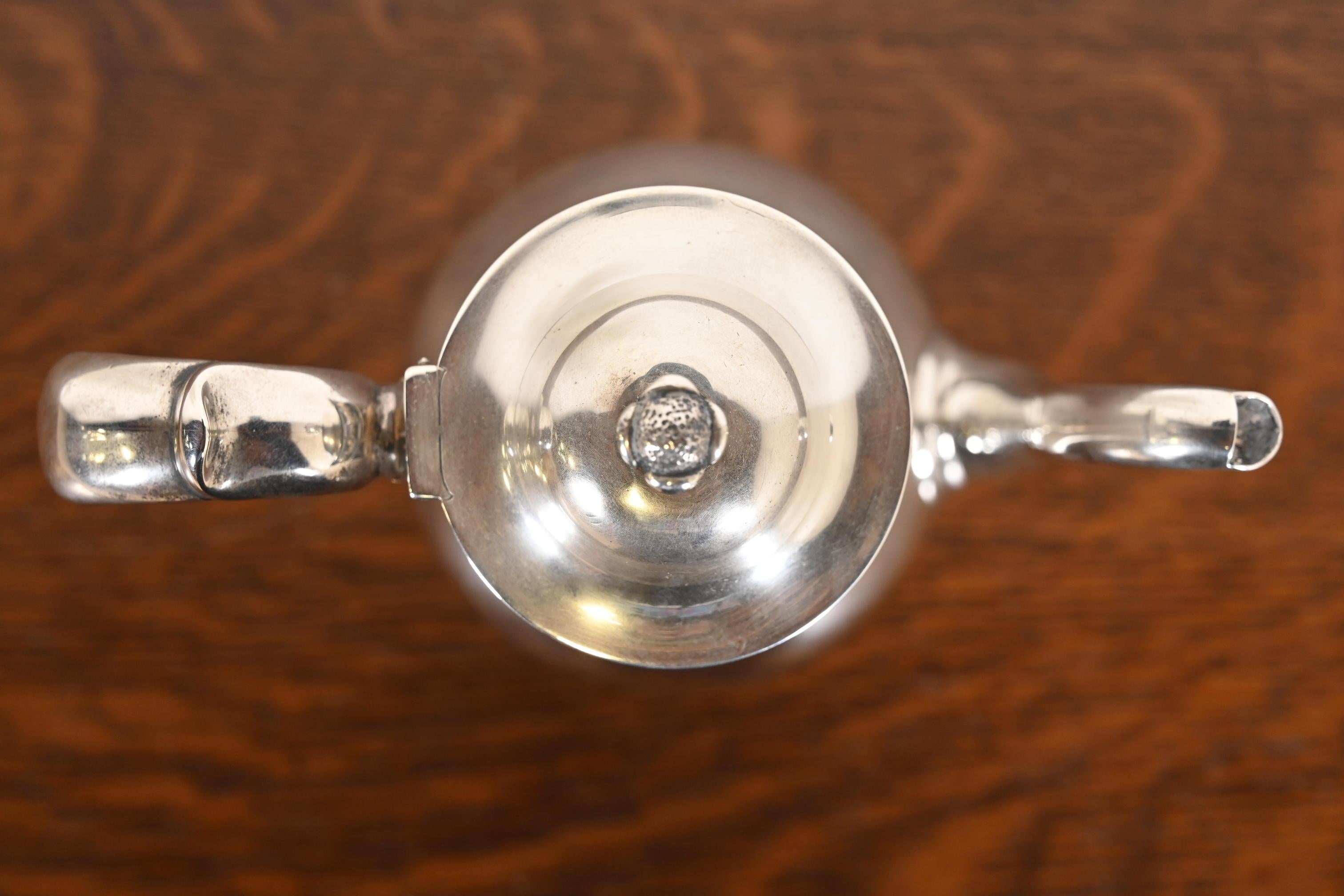XIXe siècle Tiffany & Co. Ancienne bouilloire ou cafetière victorienne en argent massif en vente