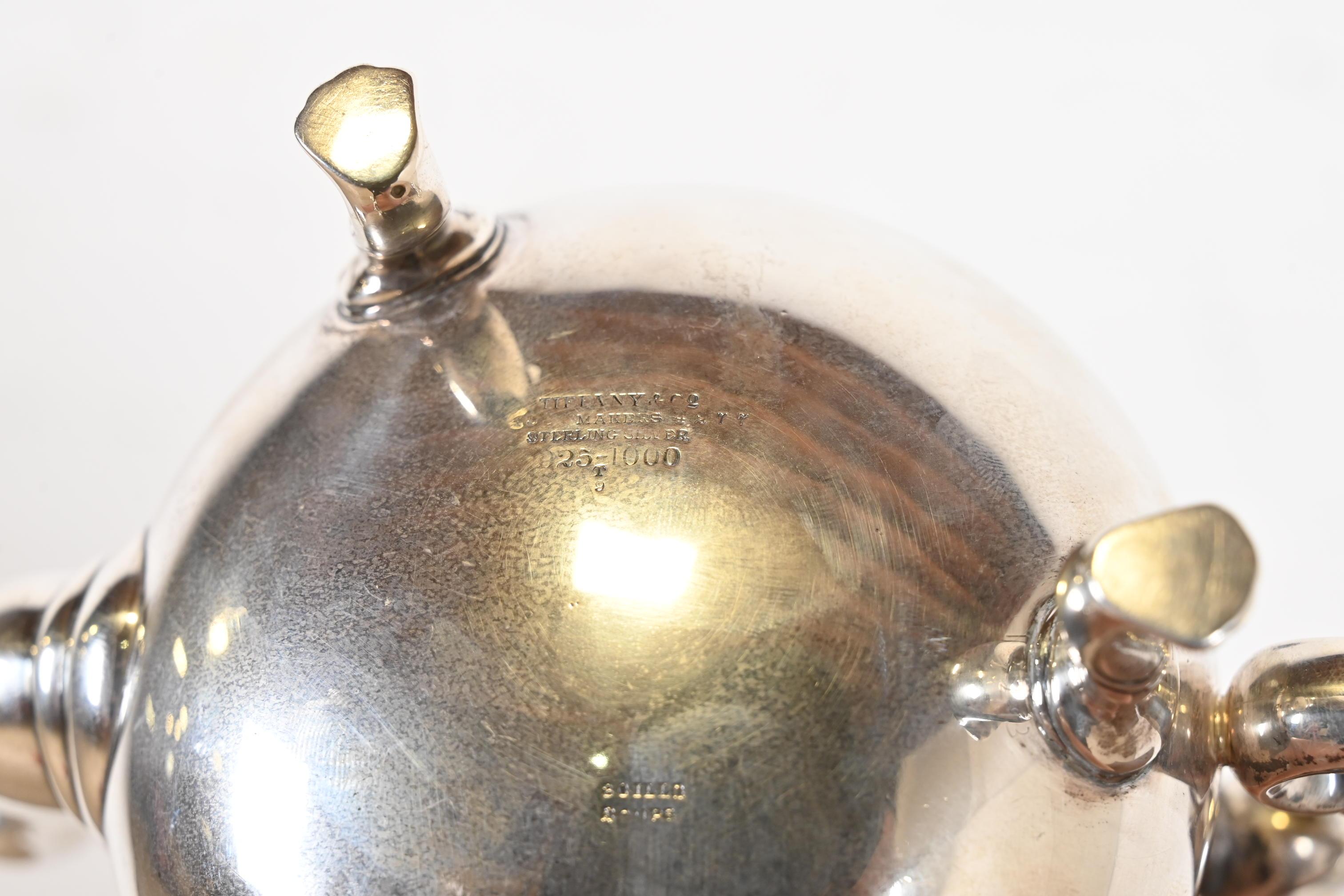 Tiffany & Co. Théière victorienne ancienne en argent sterling en vente 4