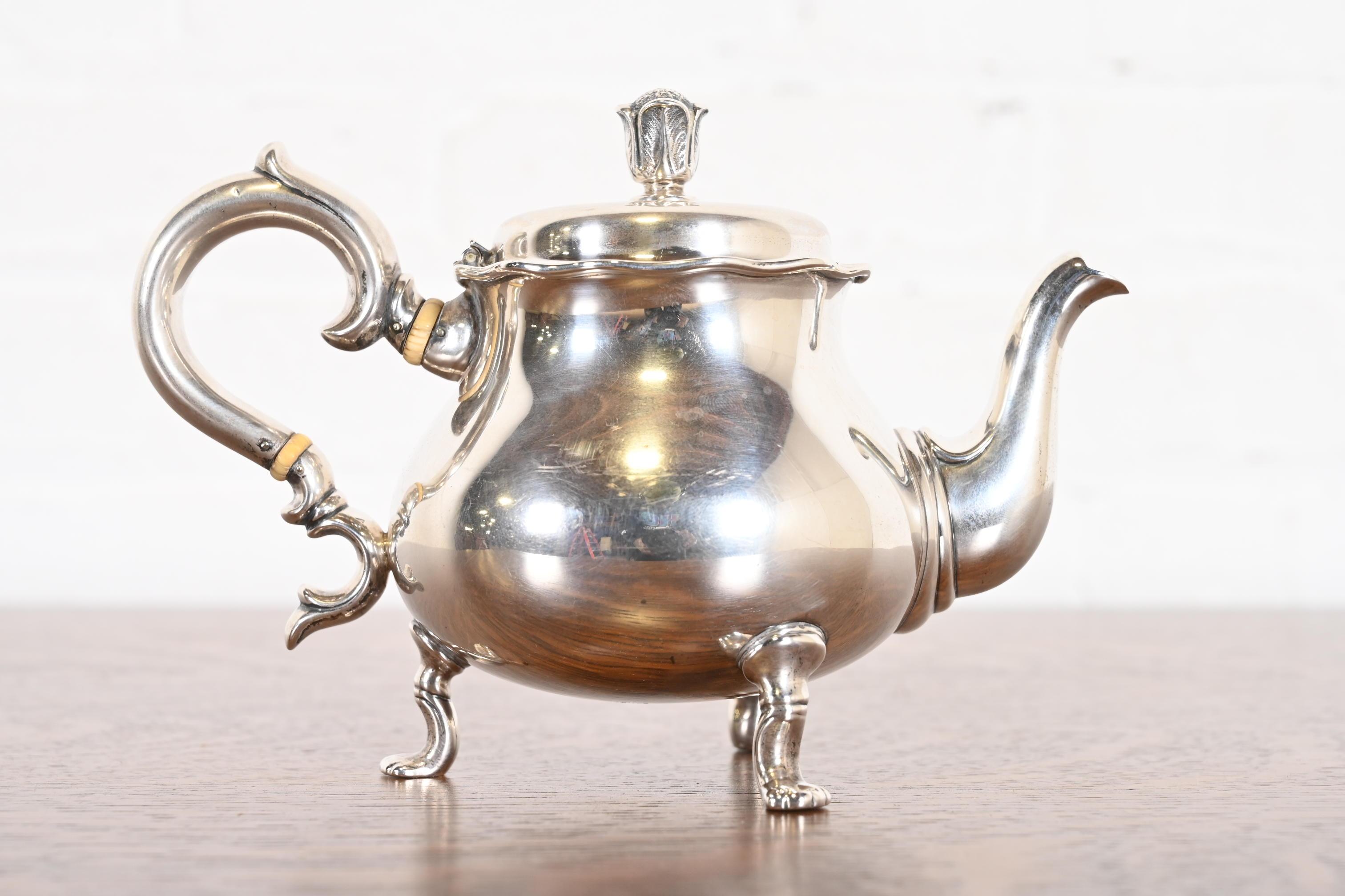 Magnifique cafetière ou théière en argent sterling de l'époque victorienne.

Par Tiffany & Co.

États-Unis, fin du 19e siècle

Dimensions : 7,75 