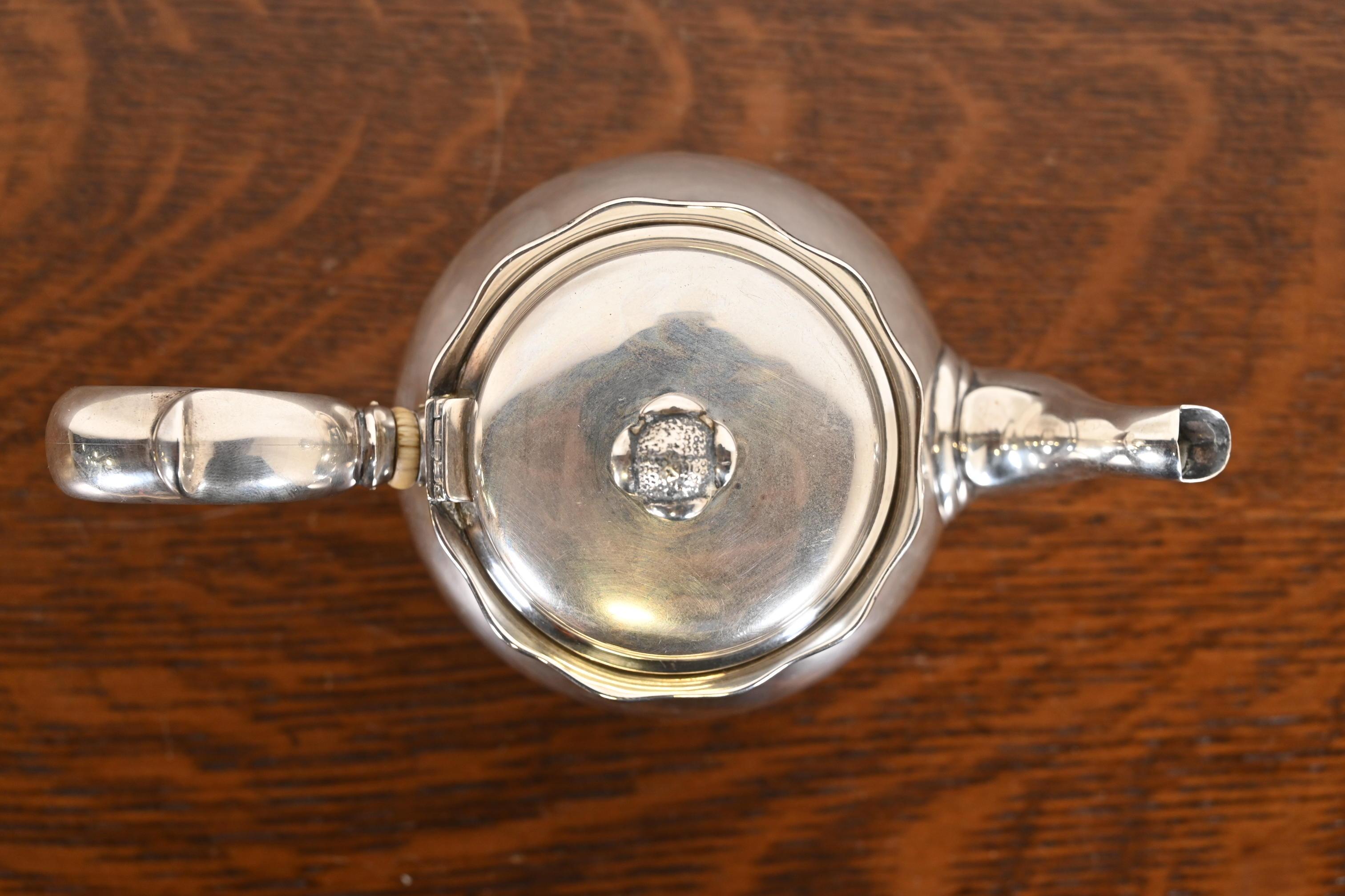 Tiffany & Co. Théière victorienne ancienne en argent sterling Bon état - En vente à South Bend, IN