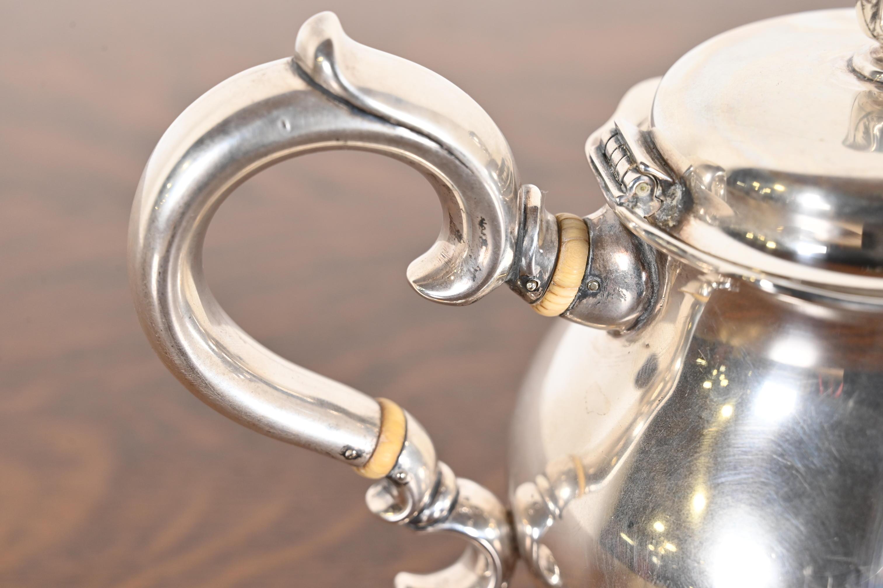 Argent sterling Tiffany & Co. Théière victorienne ancienne en argent sterling en vente