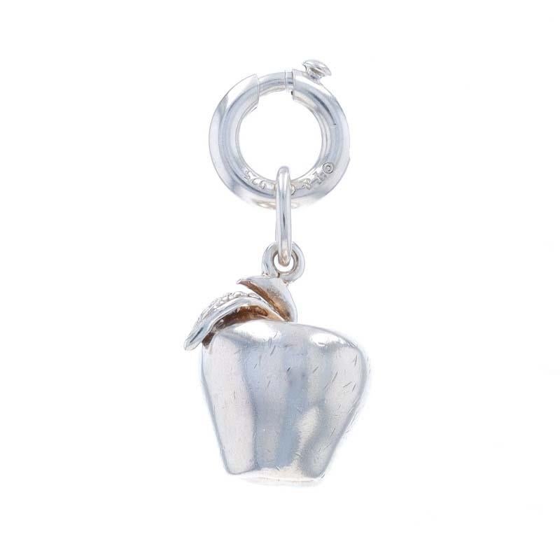 Marque : Tiffany & Co.

Contenu métallique : Argent sterling

Type de fermeture : Fermoir à anneau à ressort
Thème : Pomme, Cadeau d'enseignant, New York

Mesures

Hauteur (à partir de l'attache fixe) : 11/16