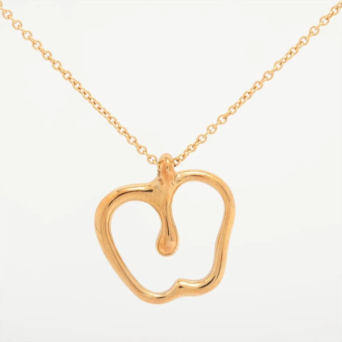 La collection Tiffany & Co. Le collier à pendentifs Apple en or jaune est une pièce charmante et élégante qui capture l'esprit de sophistication ludique. Réalisé en or jaune 18k lumineux, le pendentif présente un délicat motif de pomme symbolisant