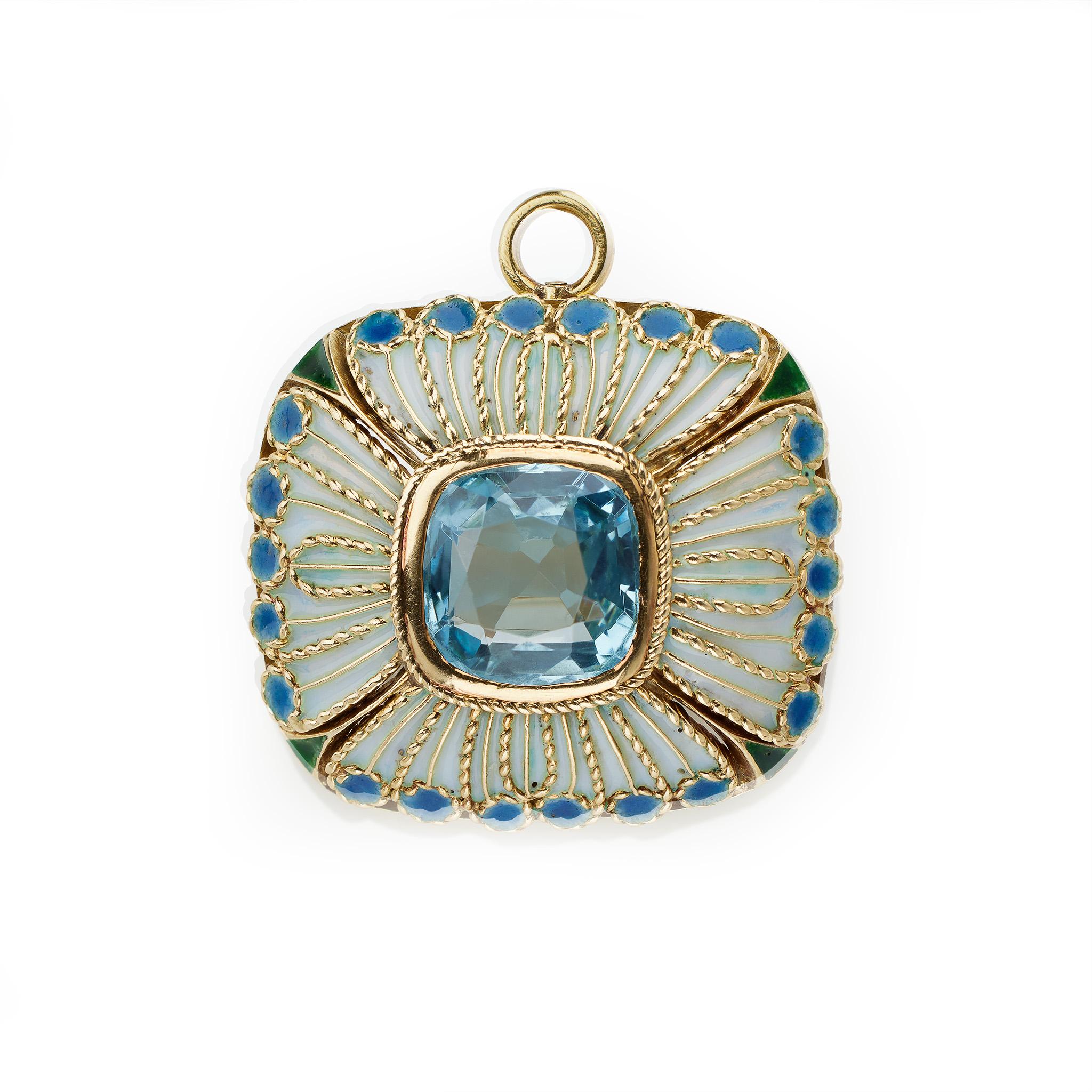 Creata intorno al 1910, questa piccola spilla Louis Tiffany è composta da acquamarina, smalto e oro 18 carati. La forma oblunga bombata con angoli arrotondati è incentrata su un'acquamarina a forma di cuscino, incorniciata da pannelli svasati di