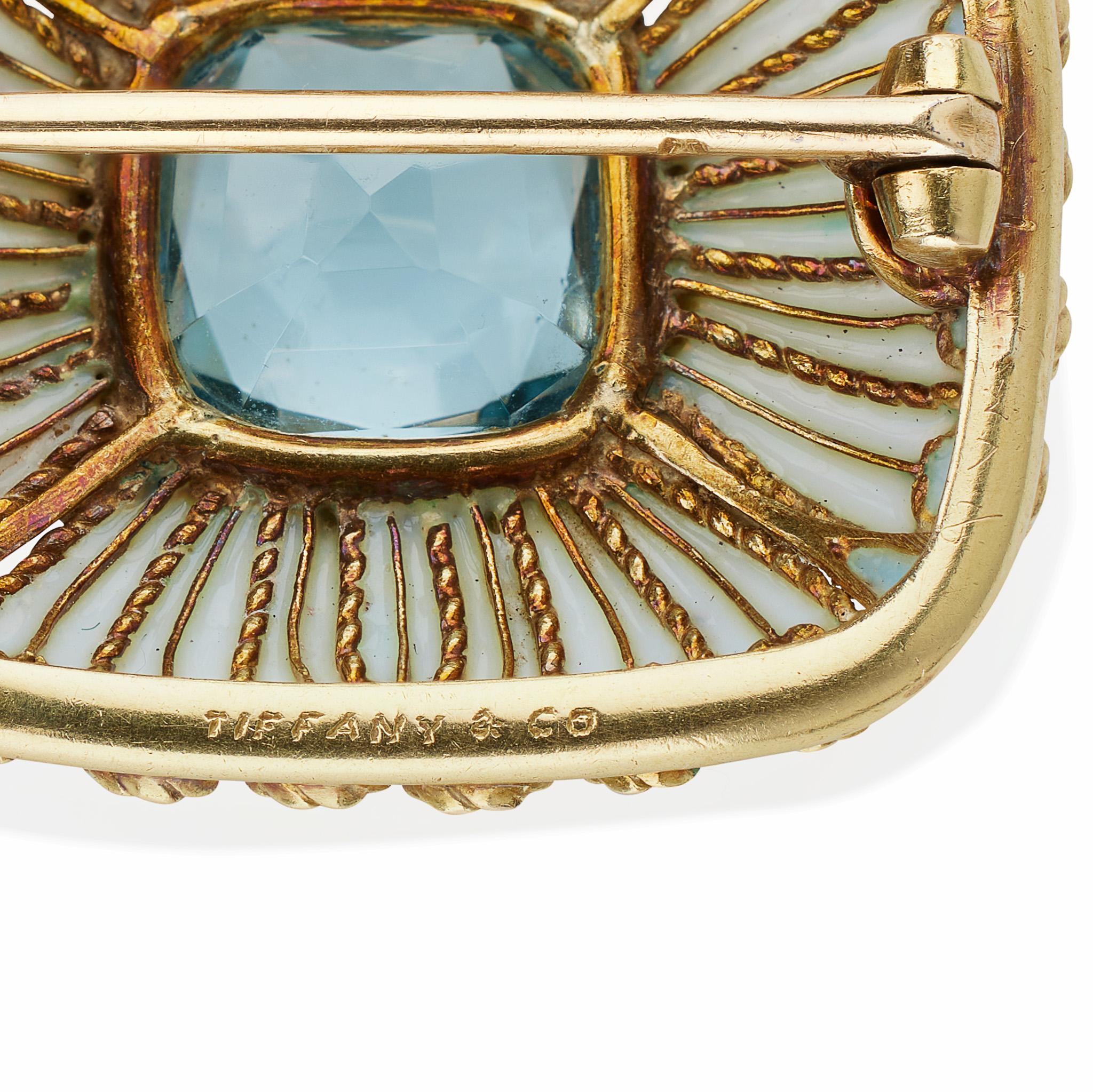 Taglio cuscino Tiffany & Co. Spilla con acquamarina e smalto blu di Louis Comfort Tiffany