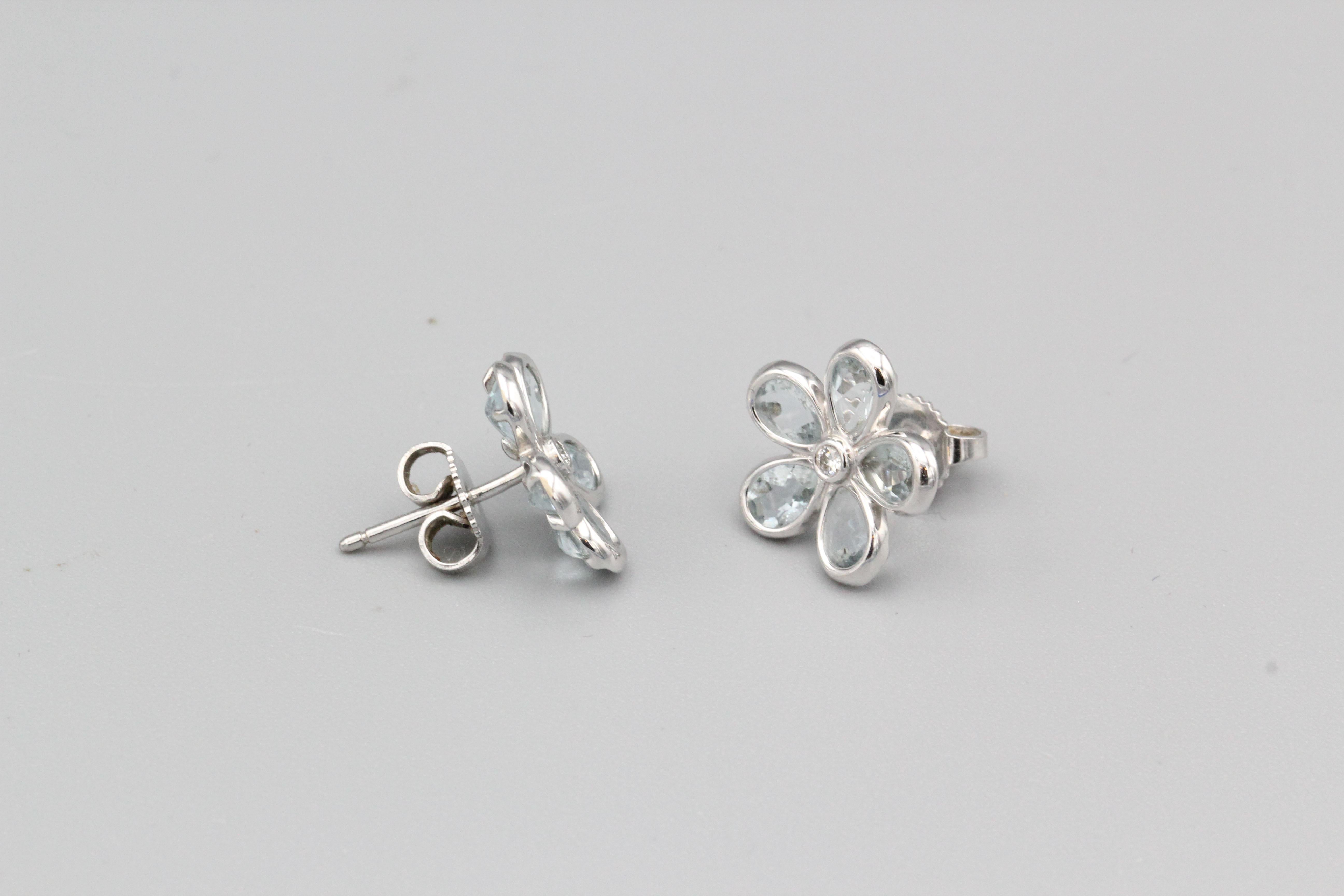 Edle Ohrringe aus Aquamarin, Diamant und 18 Karat Weißgold von Tiffany & Co. Sie zeichnen sich durch hochwertige birnenförmige Aquamarinblüten aus, die einen runden Diamanten im Brillantschliff in der Mitte einer offenen Blüte