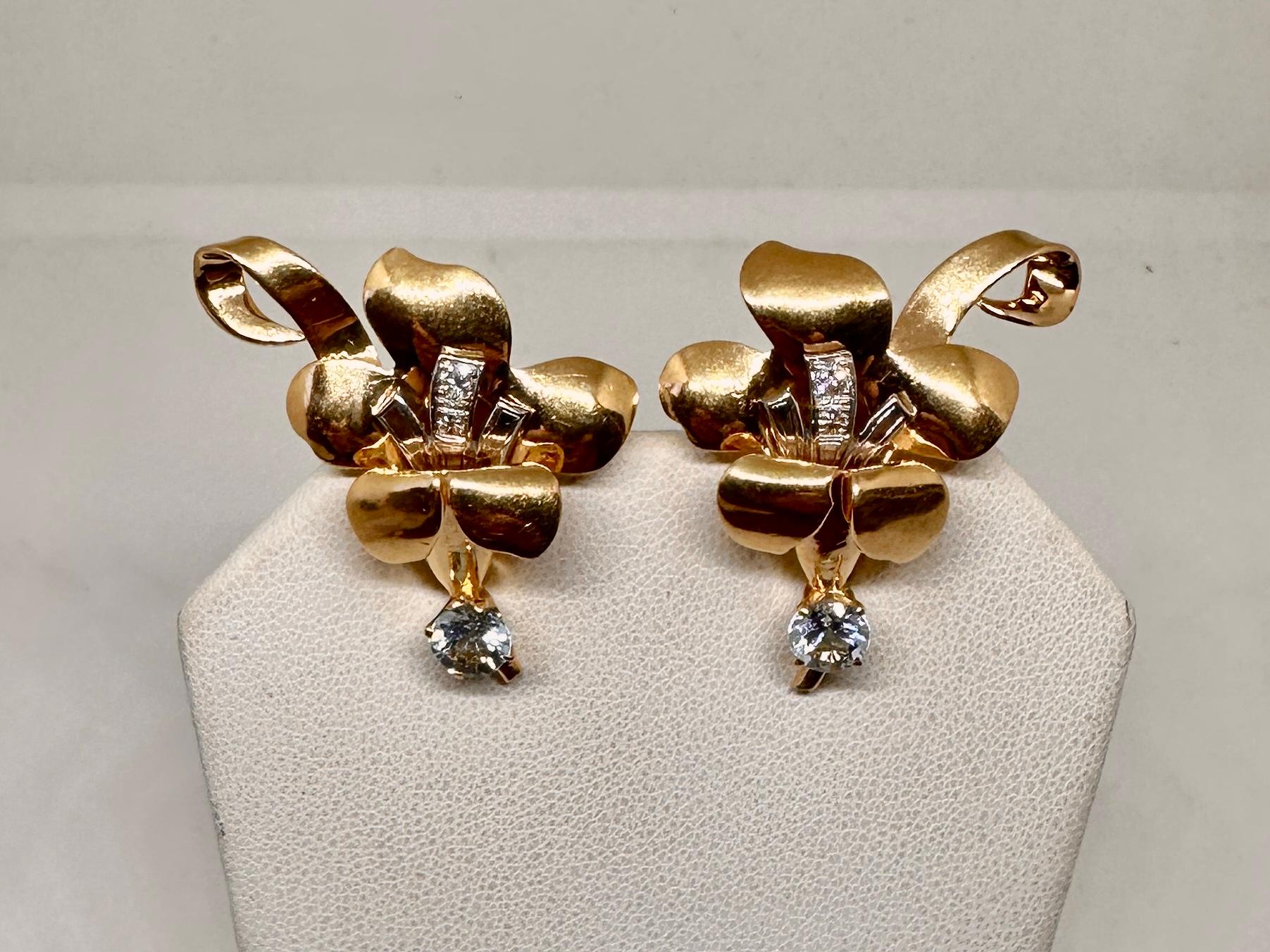 Lasciati conquistare da una splendida coppia di antichi occhiali retrò firmati Tiffany & Co. Orecchini con acquamarina e diamanti in oro rosa 14 carati con un favoloso design a forma di giglio orchidea.  Gli orecchini Tiffany antichi risalgono al