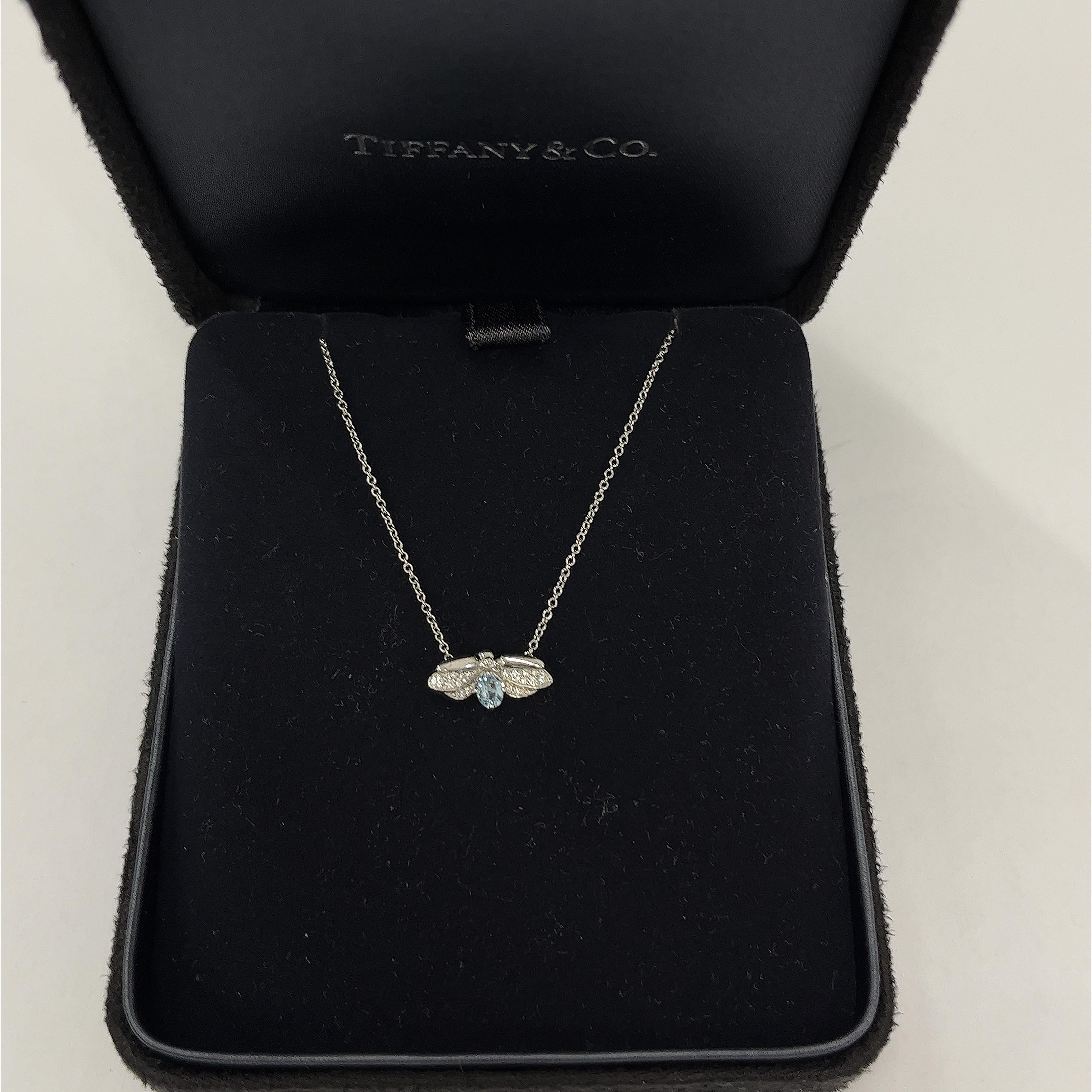 Tiffany & Co Aquamarine Firefly Pendant Necklace Set In Platinum With Brilliant Cut Natural Diamonds Decorated with One Oval Aquamarine.
With Original Box
Total Weight: 3.12g
Pendant Dimension: L 14.80mm X W 7.55mm
Necklace Length: 16