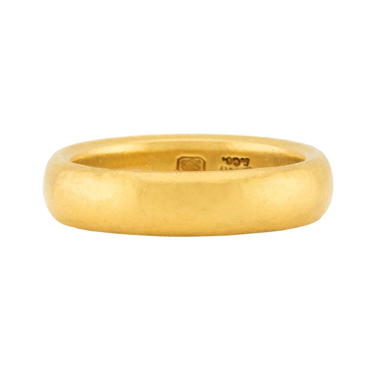 Un modèle simple et classique de style Art Deco (ca1920s) par l'emblématique joaillier Tiffany & Co ! Cette jolie bague est réalisée en or jaune 22k vibrant et forme un anneau lisse. Le design understated.designne est magnifique lorsqu'il est porté