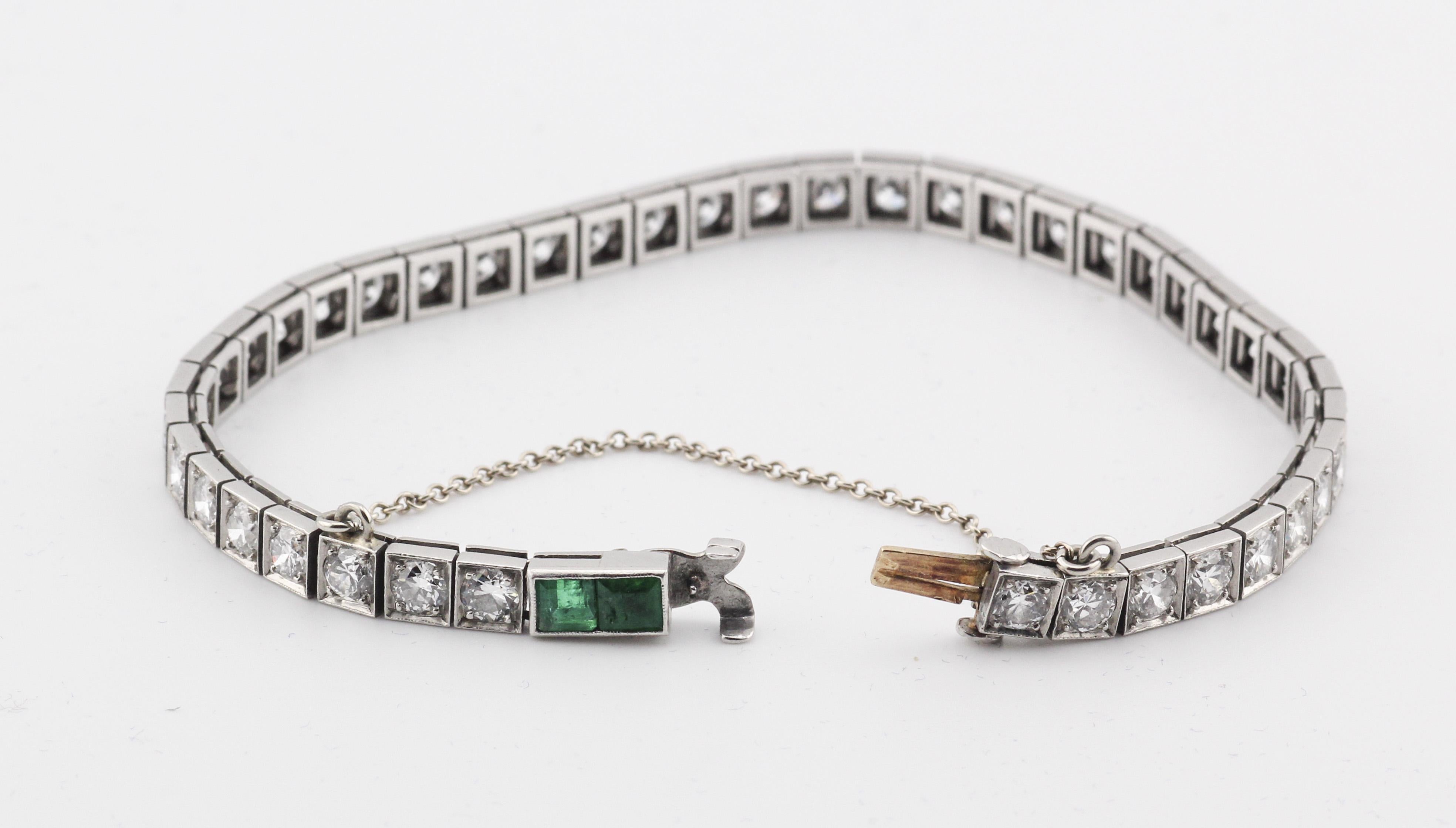 Tiffany & Co. Bracelet tennis Art déco avec diamants 5 carats et émeraudes en platine Bon état - En vente à Bellmore, NY