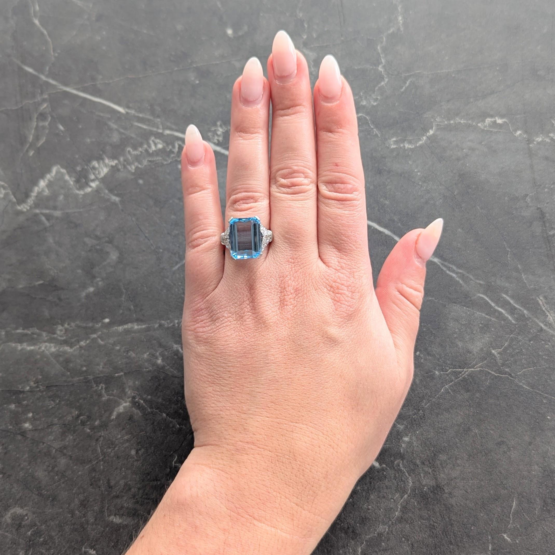 In der Mitte ein modifizierter Aquamarin im Smaragdschliff mit einem Gewicht von etwa 8,14 Karat
Transparentes, leuchtendes Mittelblau in der Farbe und mit Eckzacken in den Korb eingesetzt
Die Zinken und der Korb sind detailliert gerillt und werden