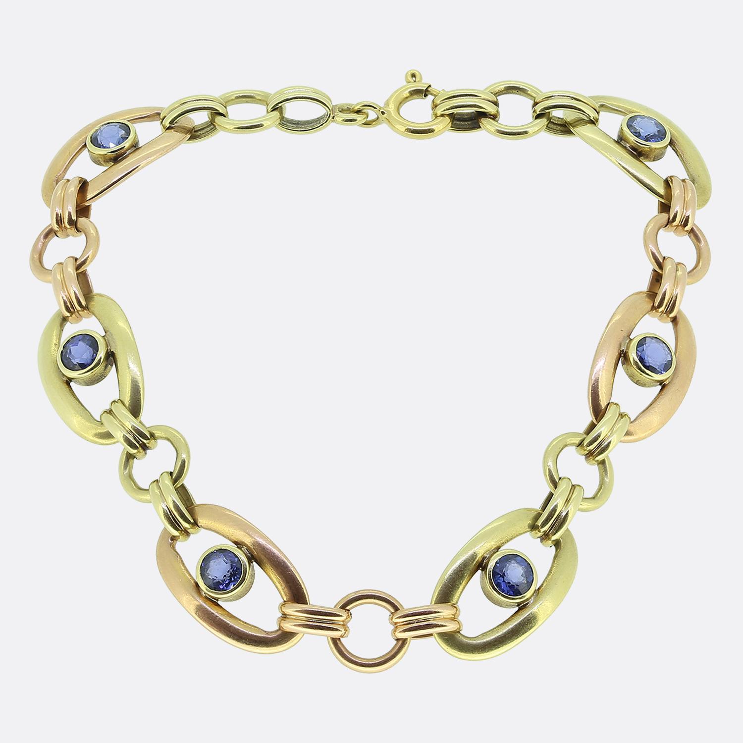 Ecco un sorprendente trio di bracciali d'epoca di Tiffany & Co. Ogni pezzo è stato realizzato con una miscela armoniosa di maglie in oro giallo e rosa da 18 e 14 carati che ospitano esclusivamente zaffiri blu rotondi, citrini arancioni rotondi o