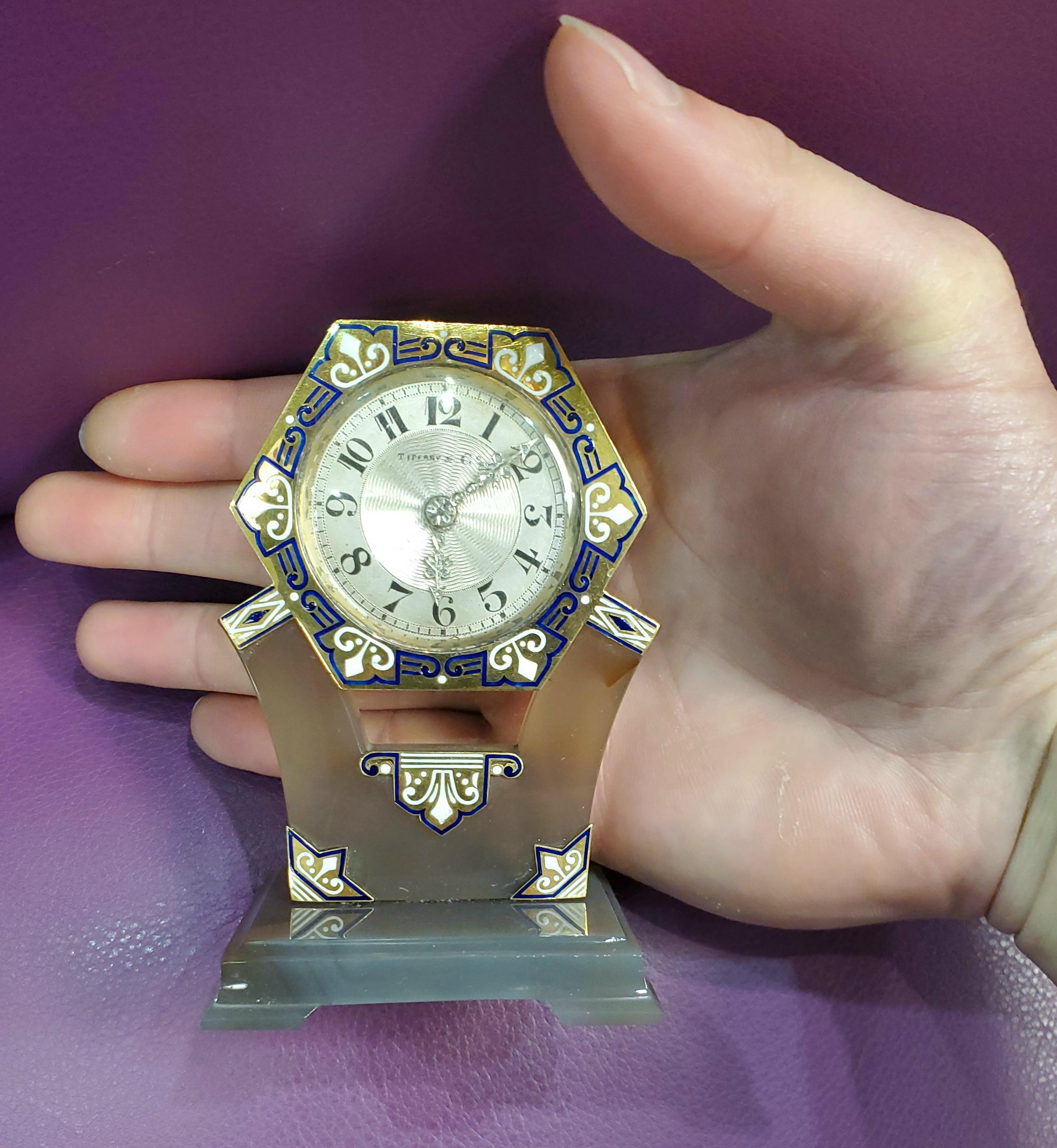 Tiffany & Co. Uhr aus geschnitztem Hartstein mit blauer und weißer Emaille und Diamanten im Art déco-Stil im Angebot 1