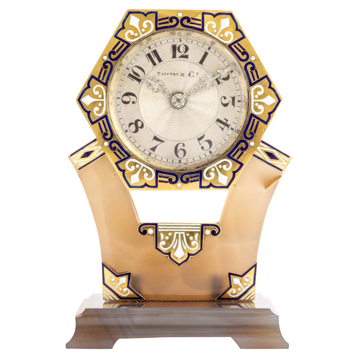 Tiffany & Co. Uhr aus geschnitztem Hartstein mit blauer und weißer Emaille und Diamanten im Art déco-Stil im Angebot