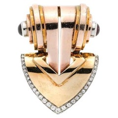 Tiffany & Co. Broche à clip en or, diamants et rubis de la fin de l'époque Art déco