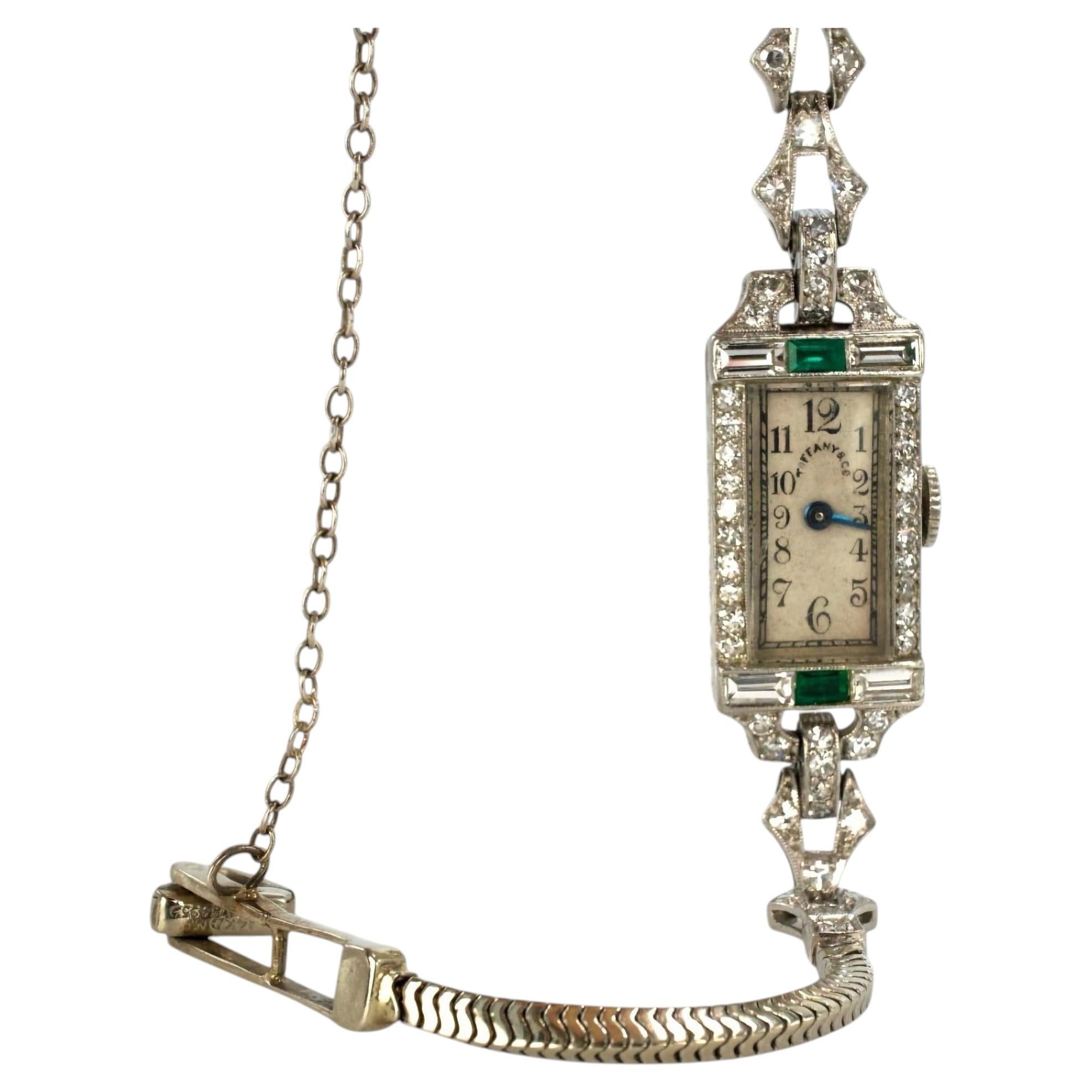 Tiffany & Co. Reloj Art Déco con diamantes y esmeraldas en platino y oro blanco en venta