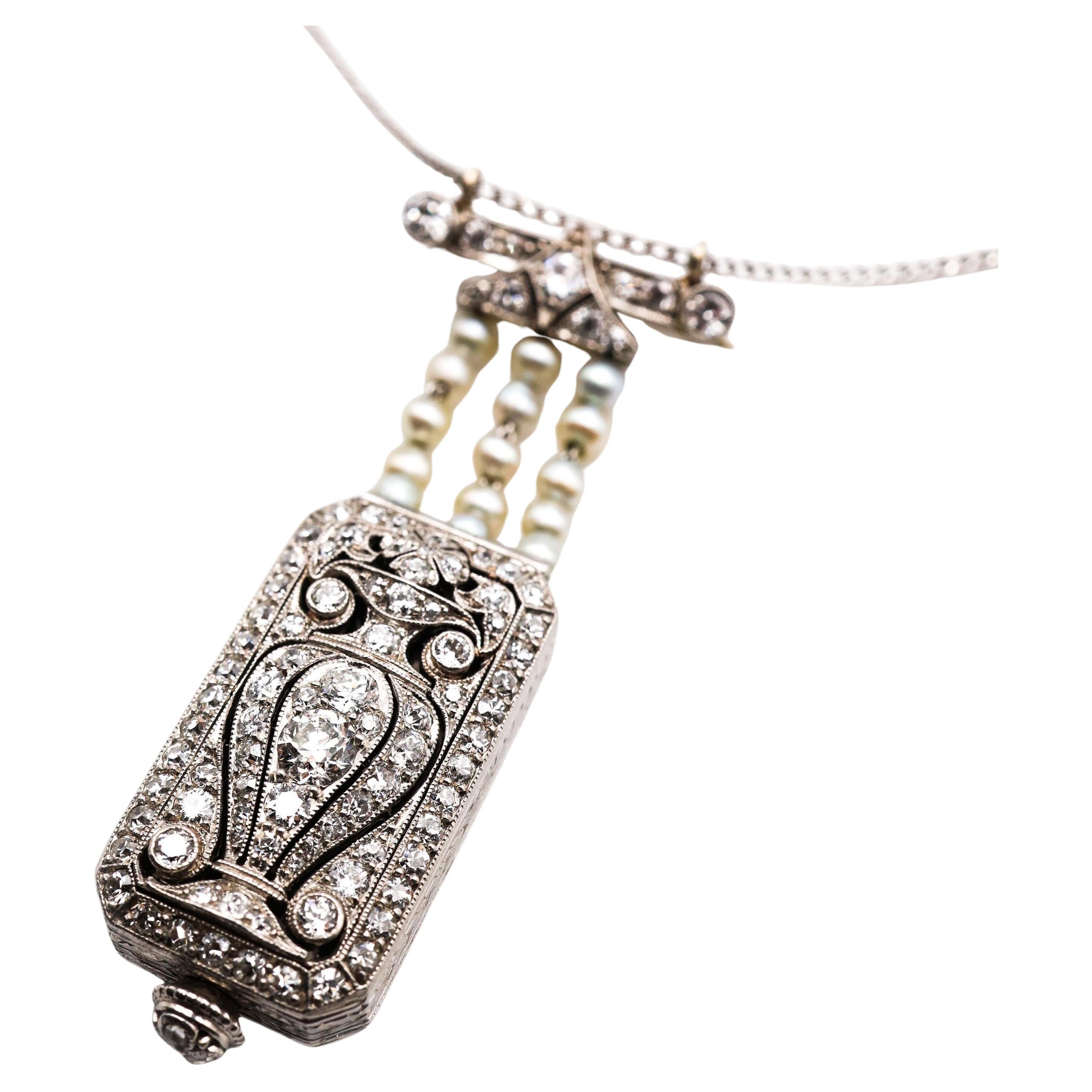 Tiffany 
Co. Orologio con ciondolo in platino e perle di diamante Art Deco, circa 1925 in vendita