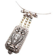 Tiffany
Co. Orologio con ciondolo in platino e perle di diamante Art Deco, circa 1925
