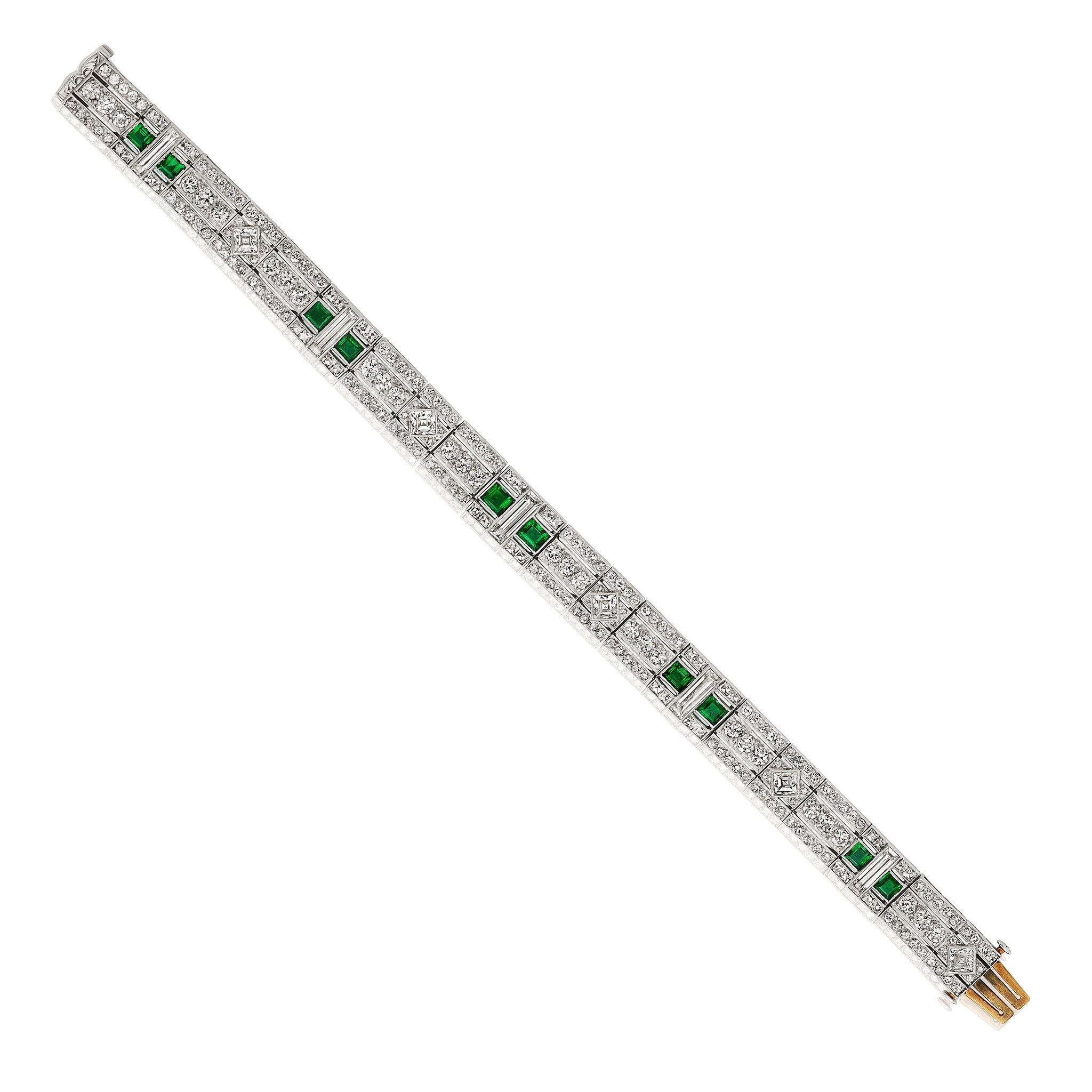 Créé dans les années 1920, ce bracelet Art déco en diamants et émeraudes de Tiffany & Co est serti de diamants et d'émeraudes. Conçu comme un bracelet articulé, le bracelet est serti de 11,20 carats de diamants de taille européenne ancienne,