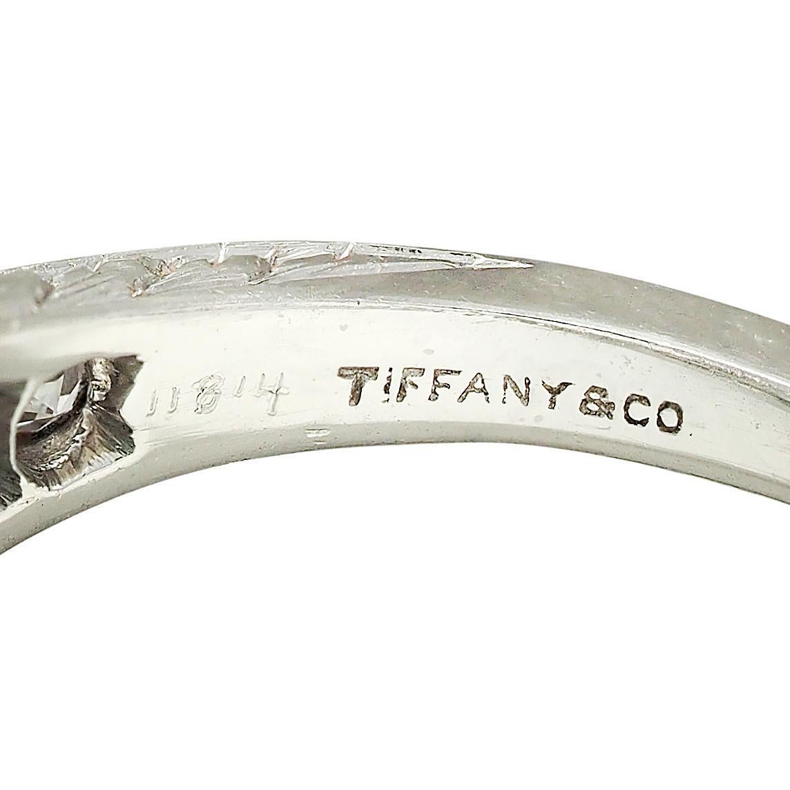 Tiffany & Co. Anello a tre punte in platino con diamante francese e smeraldo in stile Art Deco in vendita 4