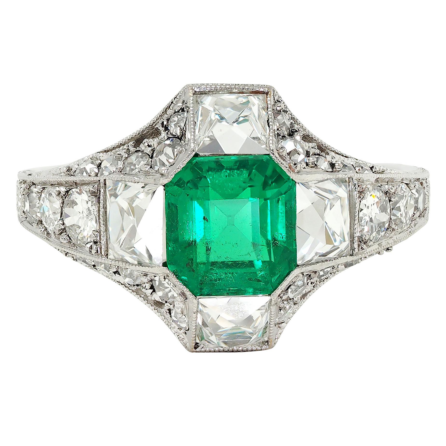 Tiffany & Co. Anello a tre punte in platino con diamante francese e smeraldo in stile Art Deco in vendita 5