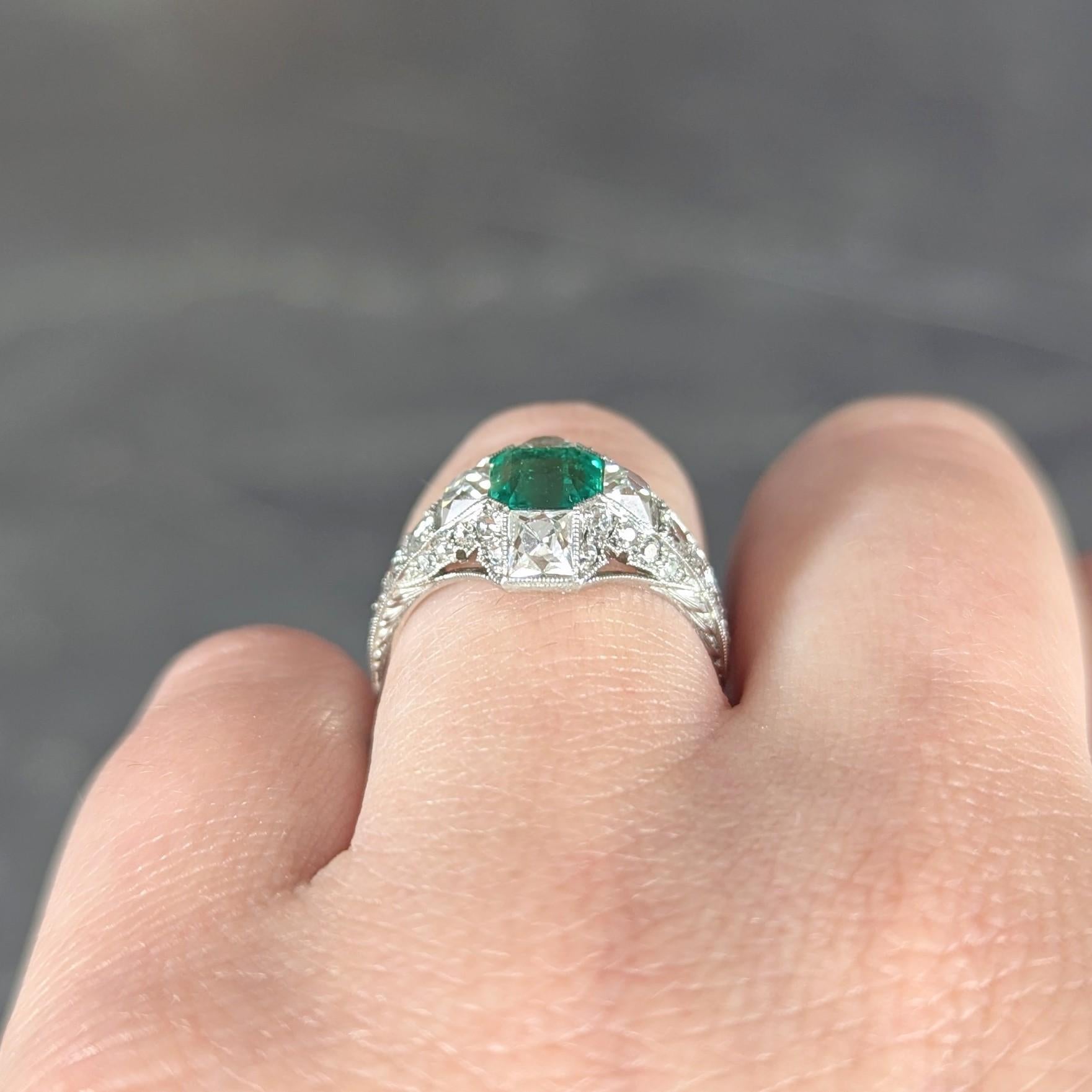 Tiffany & Co. Anello a tre punte in platino con diamante francese e smeraldo in stile Art Deco in vendita 6