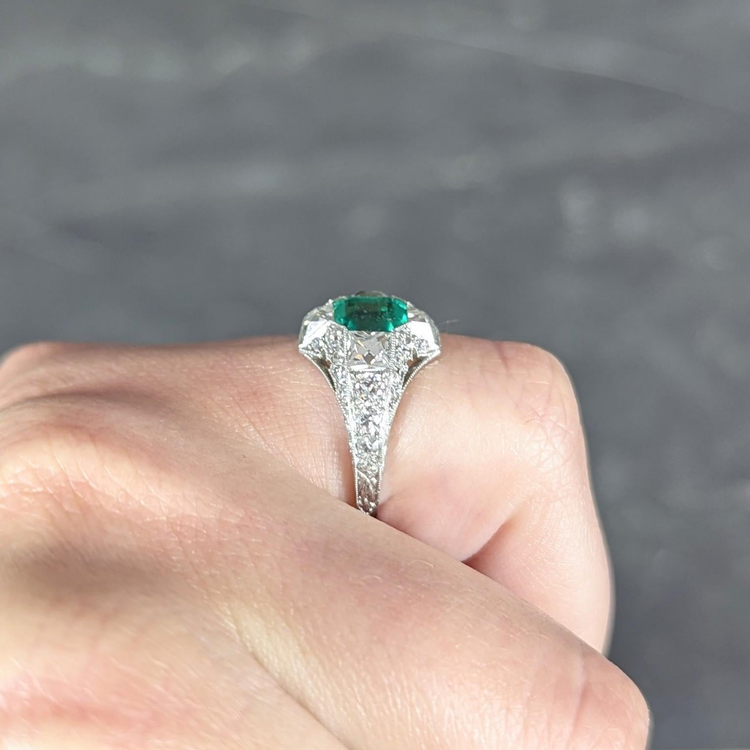Tiffany & Co. Anello a tre punte in platino con diamante francese e smeraldo in stile Art Deco in vendita 7