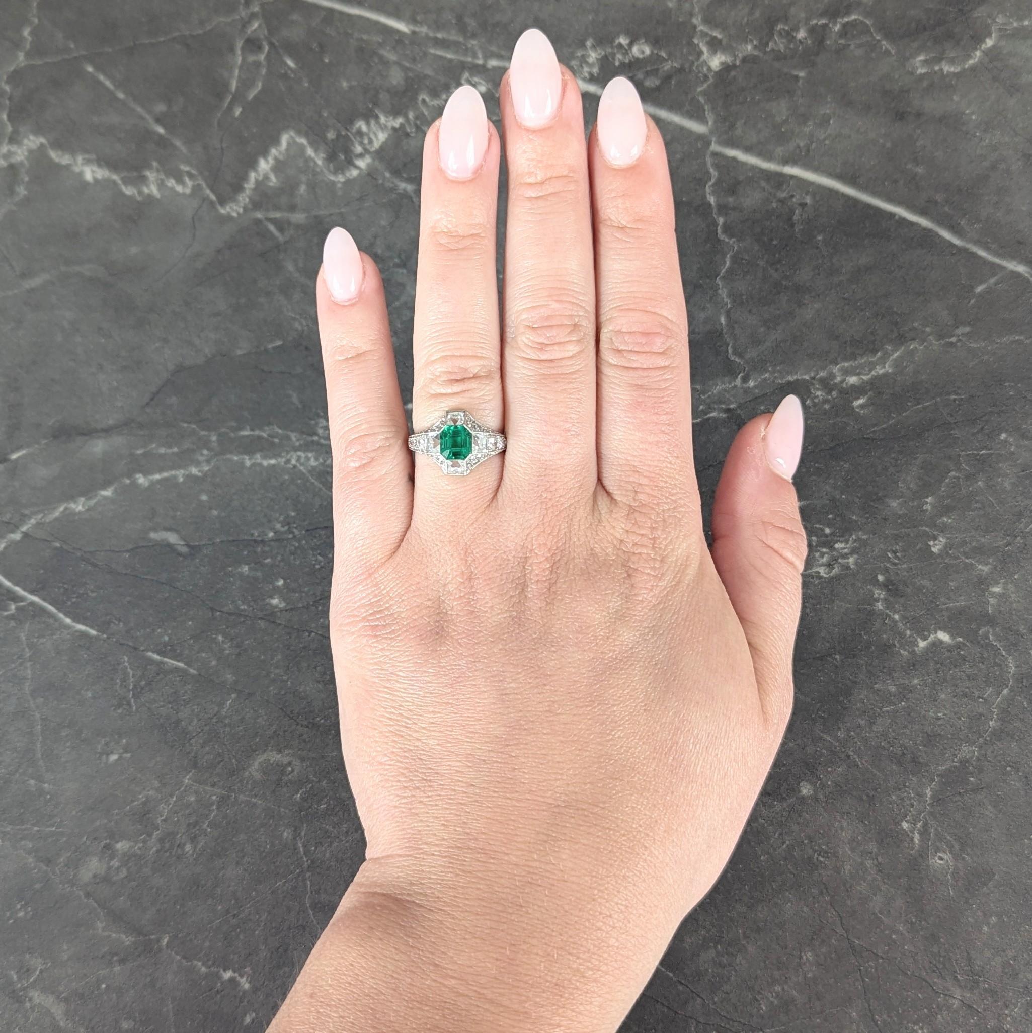 Al centro, uno smeraldo taglio smeraldo del peso totale di circa 1,22 carati, di colore verde medio trasparente.
Diamanti taglio francese incastonati a filo nei punti cardinali per un peso complessivo di circa 1,24 carati
Colore G con purezza VS2 e