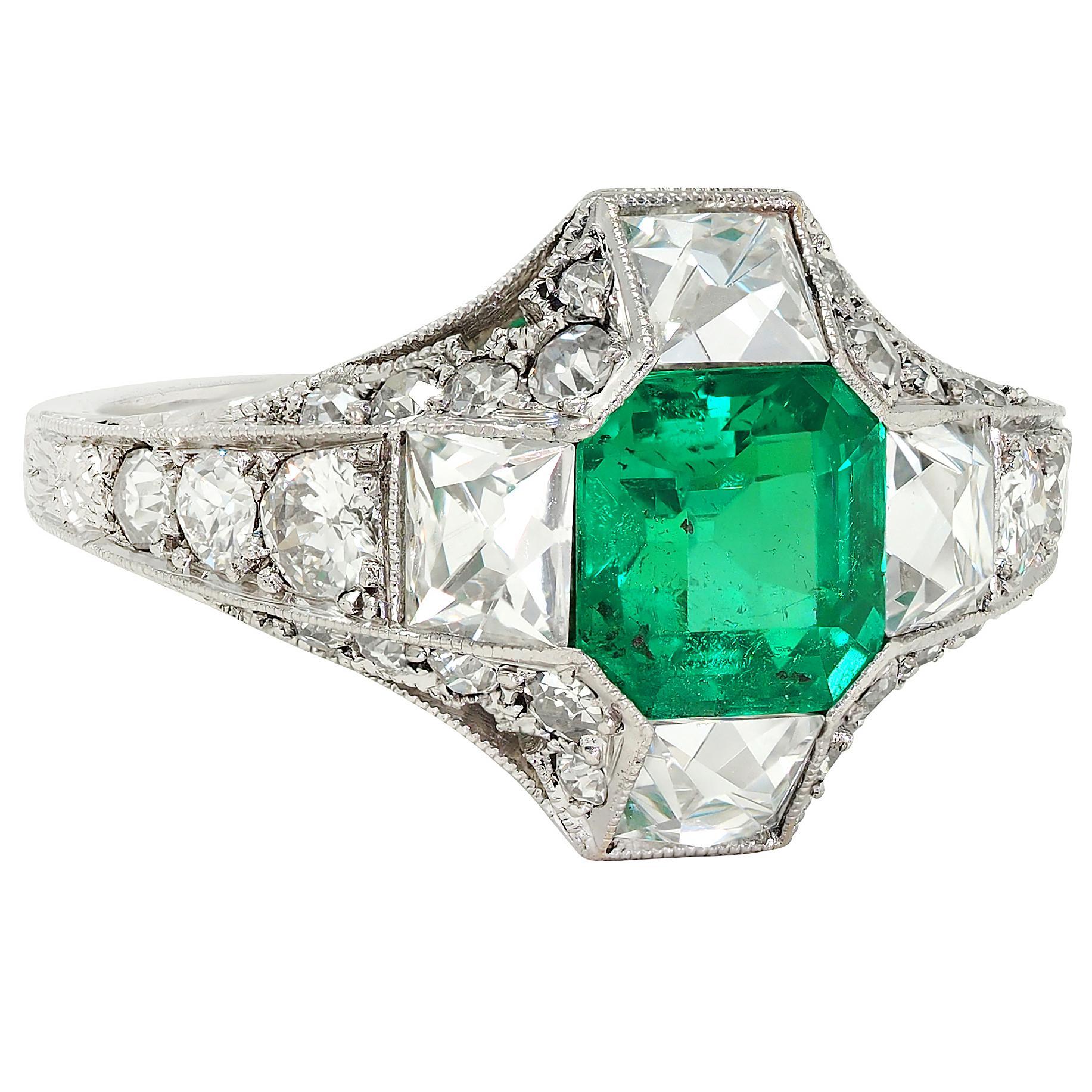 Art Déco Tiffany & Co. Anello a tre punte in platino con diamante francese e smeraldo in stile Art Deco in vendita