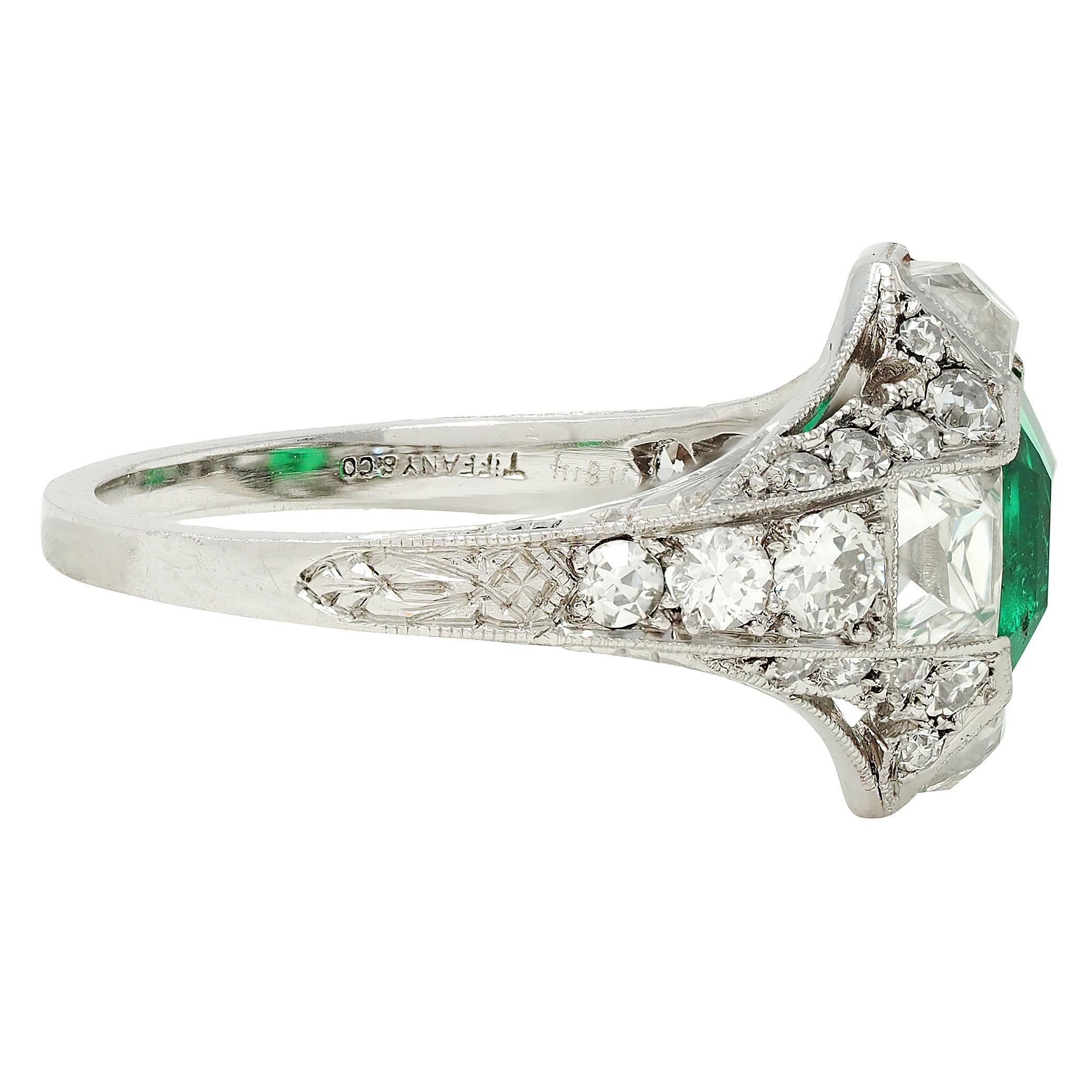 Taglio smeraldo Tiffany & Co. Anello a tre punte in platino con diamante francese e smeraldo in stile Art Deco in vendita